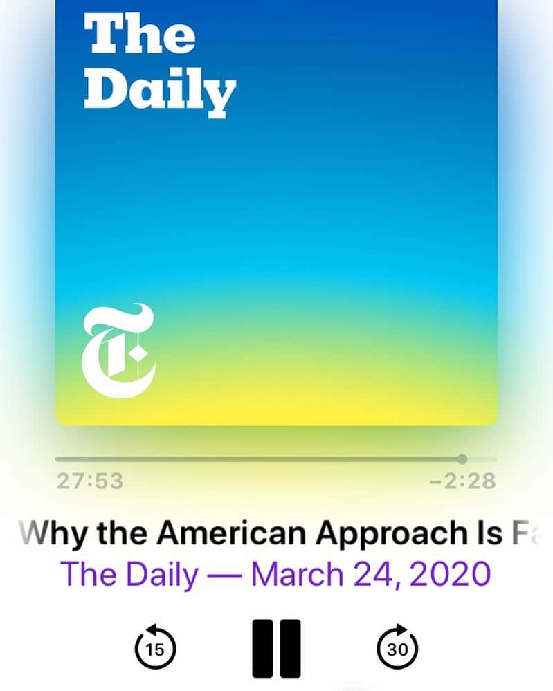 ジュリア・ロバーツのインスタグラム：「Anyone still confused about what we need to be doing (STAYING HOME) and why? Listen to The Daily today. #weareinthistogether 🙏🏻」