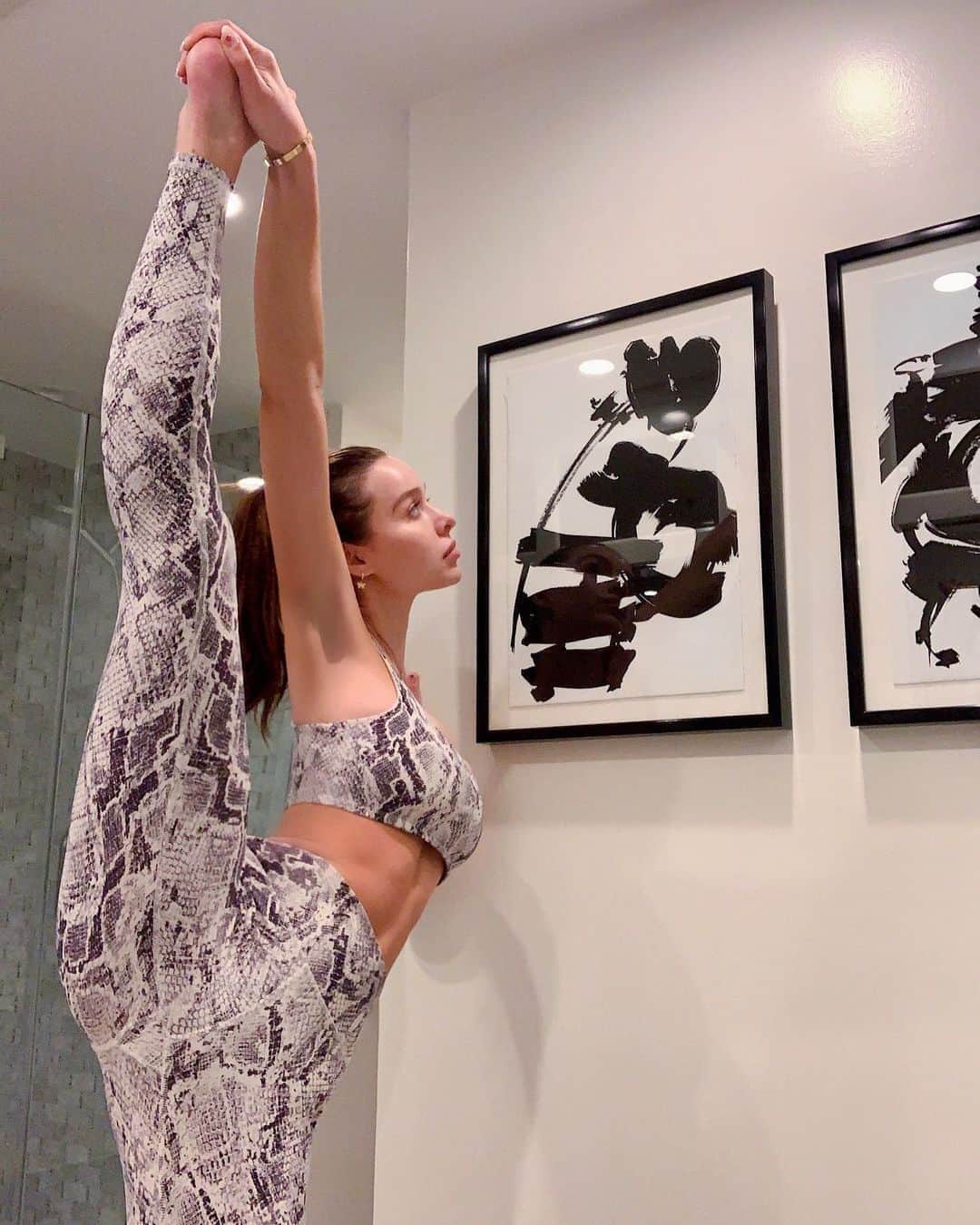 SOPHIE ROSEさんのインスタグラム写真 - (SOPHIE ROSEInstagram)「practicing yoga & meditation this morning 🧘🏻‍♀️ @aloyoga」3月25日 1時40分 - sophiemudd