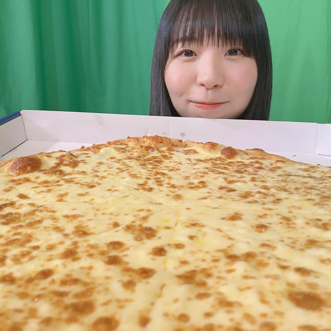 古川未鈴のインスタグラム：「. . なにも考えずに 好きなものを好きなだけ食べたい、、 最近は食事制限かなり緩くしてるけど！ 本当は毎日ラーメンもピザも食べたい。 でも逆に人前に出る仕事でよかったかもしれない。 多少なりとも気を使うから。 . . . ご飯食べるの大好き 前より好きかも！ 知らないもの食べるのも好き！ . . . #pizza」