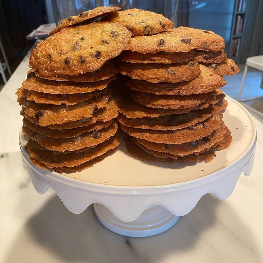 マーサ・スチュワートさんのインスタグラム写真 - (マーサ・スチュワートInstagram)「What’s @marthastewart48 baking on her Bedford farm? Lots and lots of cookies! 🍪 Spotted in the cookie jar (or in this case, a stand from her @macys collection!) stacks of Martha’s crispy and thin chocolate chip cookies and lemon poppy seed crisps. Grab the recipes at the link in bio and in Martha’s “Cookie Perfection” book!👆🏼」3月25日 1時56分 - marthastewart