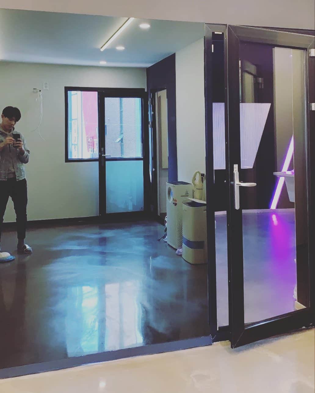 ジョンギュンのインスタグラム：「청소중 #blackmirror」