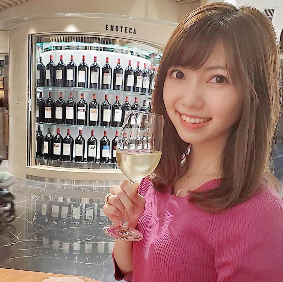 川又智菜美のインスタグラム：「🍷💕﻿ ﻿ 大学時代の友達と会ってきました☺️﻿ ﻿ 学食で語り合っていた私たちも﻿ いつの間にかワインを片手に盛り上がるように🍷笑﻿ ﻿ 嬉しい報告もあって楽しかったなぁ🤭💓﻿ ﻿ #セントフォース #アナウンサー #川又智菜美﻿ #ワイン #白ワイン #大学時代懐かしい」