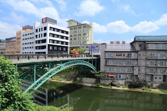 福島県さんのインスタグラム写真 - (福島県Instagram)「来て！ 飯坂温泉 十綱橋（とつなばし） 飯坂温泉街を流れる摺上川（すりかみがわ）に架かる鋼製の美しいアーチ橋です。幾度かの改修工事を経て建設から100年たった今でも飯坂温泉のシンボルとして親しまれています。たもとには飯坂温泉を訪れた松尾芭蕉の碑が建てられています。貴重な土木遺産として国の有形文化財に登録されることになりました。 #福島市 #飯坂温泉 #十綱橋 #国登録有形文化財 #福島 #ふくしま #ふくしまからはじめよう #来て #fukushima #traveljapan #futurefromfukushima #japantrip #fukushimatrip #art_of_japan #instagramjapan #japan_of_insta  #insta_fukushima  #special_spot_」3月24日 17時35分 - realize_fukushima