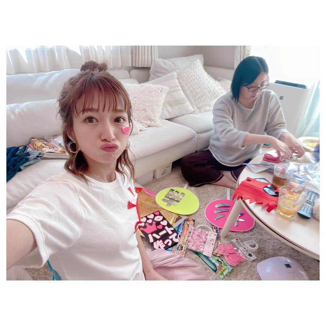 辻希美さんのインスタグラム写真 - (辻希美Instagram)「今日は午後からバタバタと作業してとある撮影しました😂💕" #YouTube #撮影 #たぁのんちゃんネル #チーム杉浦 #うちわに杉浦 #背中にも杉浦 #🌸🌸🌸」3月24日 17時38分 - tsujinozomi_official