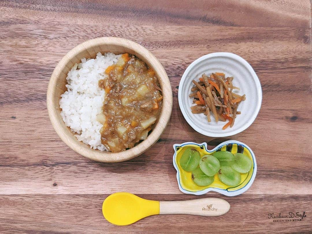 ソンイさんのインスタグラム写真 - (ソンイInstagram)「息子のご飯まとめ👦🏻🍚﻿ この献立の後にスプーン練習も兼ねて水切りヨーグルトを食べる事が多いです🥣﻿ ﻿ 食べすぎじゃないかと心配で先生に相談しましたが、お菓子じゃないし欲しがるなら大丈夫との事🥺﻿ (息子が身長体重共に成長曲線の真ん中くらいだからなのもあるかもです)﻿ ﻿ 量も栄養面も神経質になり過ぎず、我が子に向き合った食事内容にしています👩🏻‍🍳💕﻿ ﻿ あと離乳食について毎日DMたくさん頂くんですが、埋もれちゃうのでコメントだと嬉しいです☺️﻿ ﻿ 今までの離乳食経過やレシピなどは過去投稿やストーリーのハイライトに残しています👩🏻‍🍳﻿ ﻿ 以下 献立内容🍚﻿ ﻿ ①﻿ 🍳オムライス(白米+ミートソース+薄焼き卵)﻿ 🥦ブロッコリー﻿ 🍌バナナ﻿ 🍓いちご﻿ ﻿ ②﻿ 🐟タラとほうれん草の和風あんかけ丼﻿ 🥗蒸し野菜サラダ﻿ 🍌バナナ﻿ 🍲お味噌汁﻿ ﻿ ③﻿ 🍚麻婆豆腐丼﻿ 🍇ぶどう﻿ 🍲たまごスープ﻿ ﻿ ④﻿ 🌽コーンとシラスの混ぜご飯おにぎり﻿ 🍖ハンバーグ﻿ 🥗蒸し野菜サラダ﻿ 🍲たまごスープ﻿ ﻿ ⑤﻿ 🐟鮭と野菜のちゃんちゃん煮込み丼﻿ 🧇納豆お好み焼き﻿ 🍠かぼちゃサラダ﻿ 🍲味噌汁﻿ ﻿ ⑥﻿ 🍝ミートソースパスタ﻿ 🍳ほうれん草スクランブルエッグ﻿ 🍓いちご﻿ ﻿ ⑦﻿ 🍚茄子とピーマンのとろうま煮うどん﻿ 🍳茶碗蒸し﻿ 🥘豆と野菜の煮物﻿ ﻿ ⑧﻿ 🍞きなこパン﻿ 🍠かぼちゃサラダ﻿ 🍲ほうれん草とツナのミルクスープ﻿ 🍓いちご﻿ ﻿ ⑨﻿ 🍛カレーライス﻿ 🥕きんぴらごぼう﻿ 🍇ぶどう﻿ ﻿ ⑩﻿ 🍚チャーハンおにぎり﻿ 🍅トマトとブロッコリーのおかか和え﻿ 🍇ぶどう﻿ 🍲納豆のお味噌汁﻿ ﻿ ﻿ #離乳食 #離乳食後期 #離乳食完了期 #離乳食メニュー﻿ #離乳食記録 #かみかみ期 #つかみ食べ #ソンイ飯﻿ #男の子ベビー #生後11ヶ月 #生後12ヶ月 #1歳0ヶ月﻿ #ソンイ離乳食 #ソンイ子供ご飯」3月24日 17時40分 - sunwei1013