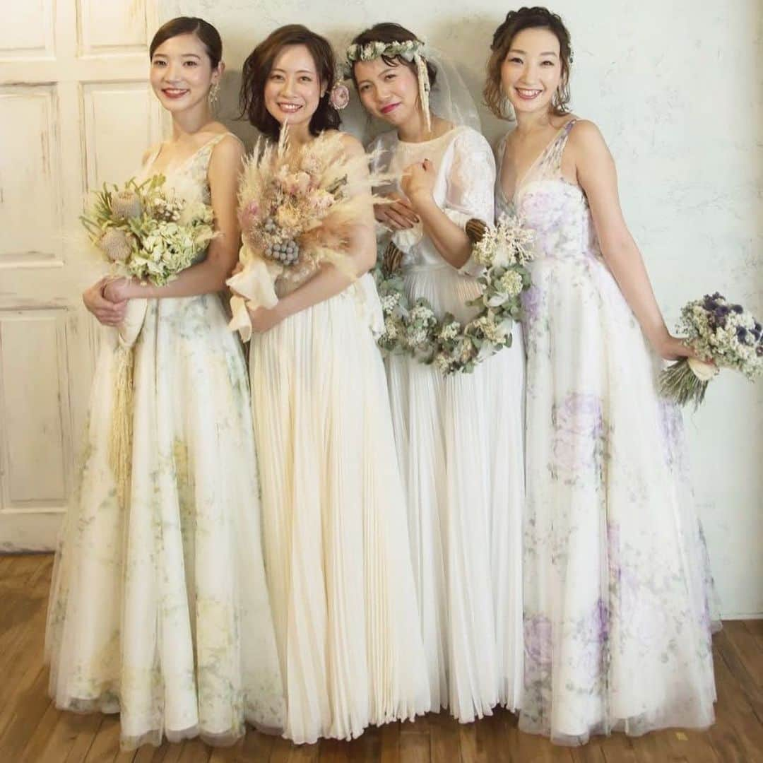 ♡プラコレWedding·⋆*さんのインスタグラム写真 - (♡プラコレWedding·⋆*Instagram)「@placolewedding【#Dressy花嫁 】【#プラコレ】をつけて投稿&フォローしてね♩ . 注目の Dressy記事をPick UP ♥ >>>swipeしてね* . お洒落な#ウェディングヘア と #ブーケ の組み合わせをcheck💕 やっぱりお花で飾り付けた ゆる巻きヘアアレンジは 花嫁様に大人気なんです💐✨ . 春にもぴったりな #花嫁コーディネート のお写真を 保存してウェディングの 参考にされてみてくださいね😊 . -: :-: :-: :-: :-: :-: :-: :-: :-: . こちらのお写真は 1枚目> @kousukekawagutiさん 2枚目> @the_dress_roomさん 3枚目> @aim_bridalさん 4枚目> @erina.fujimaki_studio8 さん です✬* 可愛いお写真をありがとうございます♡ -: :-: :-: :-: :-: :-: :-: :-: :-: . 記事もcheckしてね* >>http://bit.ly/2P3vTWr Editor:kazuyon . 『#Dressy花嫁』『#プラコレ』の ハッシュタグをつけて写真をUPしてね✦ 花嫁アプリ『Dressy by プラコレ』の 記事に掲載＆リグラムされるかも♩ . -: :-: :-: :-: :-: :-: :-: :-: :-: . 花嫁アプリでは、 プロのアドバイザーに結婚式の相談を何度でも♡ ウェディングドレスの記事や、 自分のウェディングレポを残せちゃう♡” . ＞＞＞TOPのURLからcheck ⋈ @placolewedding ＞＞＞結婚のご相談は プラコレウェディングアドバイザーへ♡ @wedding_adviser ＞＞＞ウェディングレポを残したいなら、 farny by プラコレをcheck ✎ @farny_wedding ＞＞＞ウェディングアイテム＆DIYは farnyアイテムをcheck ❁ @farny_wd.item >>>沖縄フォトウェディングの予約は ainowa(あいのわ)をcheck✈ @ainowa_okinawa >>>素敵なドレスに出会いたい花嫁さま♡ @dressyonline_をcheck . みなさまからのいいねや保存 コメントをお待ちしています♥ 「このウェディングドレス可愛い！」 「ヘアスタイルも気になる！！」 「今の花嫁さんの流行りは！？」etc. . ┈┈┈┈┈┈┈┈┈┈┈┈┈┈┈┈┈┈┈ #プレ花嫁 #卒花 #花嫁 #卒花嫁 #結婚 #結婚式 #結婚準備 #花嫁準備 #撮影指示書 #weddingtbt #weddingdress #運命の一着 #花嫁コーディネート #試着レポ #farnyレポ #前撮り#後撮り #2020春婚 #2020年夏婚 #2020秋婚 #2020年冬婚 #ウェディングドレス #編みおろしヘア #ブライダルヘア #花嫁コーディネート #ナチュラルウェディング #ブーケ #フラワーコーディネート」3月24日 17時51分 - placole_dressy