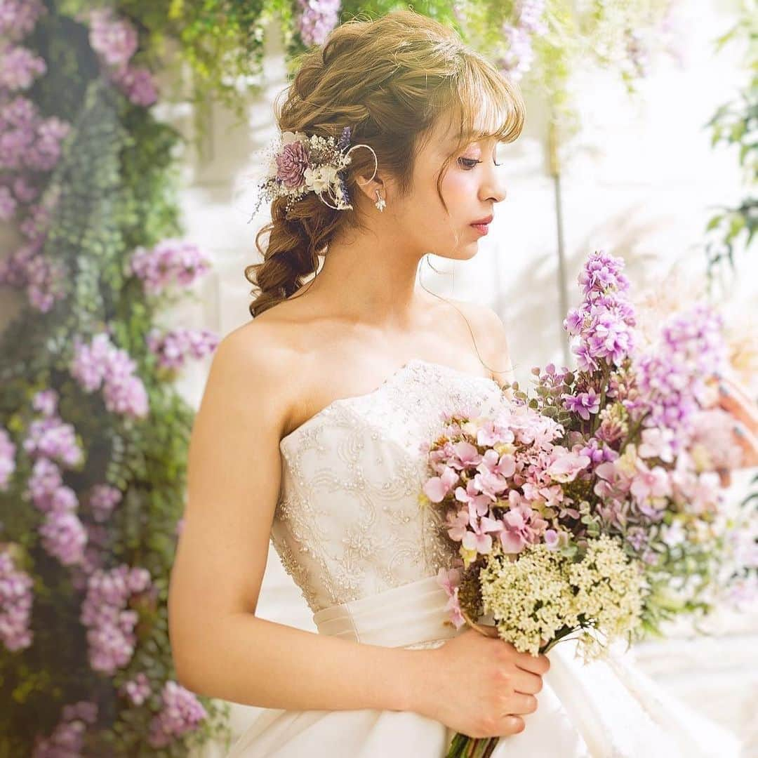 ♡プラコレWedding·⋆*さんのインスタグラム写真 - (♡プラコレWedding·⋆*Instagram)「@placolewedding【#Dressy花嫁 】【#プラコレ】をつけて投稿&フォローしてね♩ . 注目の Dressy記事をPick UP ♥ >>>swipeしてね* . お洒落な#ウェディングヘア と #ブーケ の組み合わせをcheck💕 やっぱりお花で飾り付けた ゆる巻きヘアアレンジは 花嫁様に大人気なんです💐✨ . 春にもぴったりな #花嫁コーディネート のお写真を 保存してウェディングの 参考にされてみてくださいね😊 . -: :-: :-: :-: :-: :-: :-: :-: :-: . こちらのお写真は 1枚目> @kousukekawagutiさん 2枚目> @the_dress_roomさん 3枚目> @aim_bridalさん 4枚目> @erina.fujimaki_studio8 さん です✬* 可愛いお写真をありがとうございます♡ -: :-: :-: :-: :-: :-: :-: :-: :-: . 記事もcheckしてね* >>http://bit.ly/2P3vTWr Editor:kazuyon . 『#Dressy花嫁』『#プラコレ』の ハッシュタグをつけて写真をUPしてね✦ 花嫁アプリ『Dressy by プラコレ』の 記事に掲載＆リグラムされるかも♩ . -: :-: :-: :-: :-: :-: :-: :-: :-: . 花嫁アプリでは、 プロのアドバイザーに結婚式の相談を何度でも♡ ウェディングドレスの記事や、 自分のウェディングレポを残せちゃう♡” . ＞＞＞TOPのURLからcheck ⋈ @placolewedding ＞＞＞結婚のご相談は プラコレウェディングアドバイザーへ♡ @wedding_adviser ＞＞＞ウェディングレポを残したいなら、 farny by プラコレをcheck ✎ @farny_wedding ＞＞＞ウェディングアイテム＆DIYは farnyアイテムをcheck ❁ @farny_wd.item >>>沖縄フォトウェディングの予約は ainowa(あいのわ)をcheck✈ @ainowa_okinawa >>>素敵なドレスに出会いたい花嫁さま♡ @dressyonline_をcheck . みなさまからのいいねや保存 コメントをお待ちしています♥ 「このウェディングドレス可愛い！」 「ヘアスタイルも気になる！！」 「今の花嫁さんの流行りは！？」etc. . ┈┈┈┈┈┈┈┈┈┈┈┈┈┈┈┈┈┈┈ #プレ花嫁 #卒花 #花嫁 #卒花嫁 #結婚 #結婚式 #結婚準備 #花嫁準備 #撮影指示書 #weddingtbt #weddingdress #運命の一着 #花嫁コーディネート #試着レポ #farnyレポ #前撮り#後撮り #2020春婚 #2020年夏婚 #2020秋婚 #2020年冬婚 #ウェディングドレス #編みおろしヘア #ブライダルヘア #花嫁コーディネート #ナチュラルウェディング #ブーケ #フラワーコーディネート」3月24日 17時51分 - placole_dressy