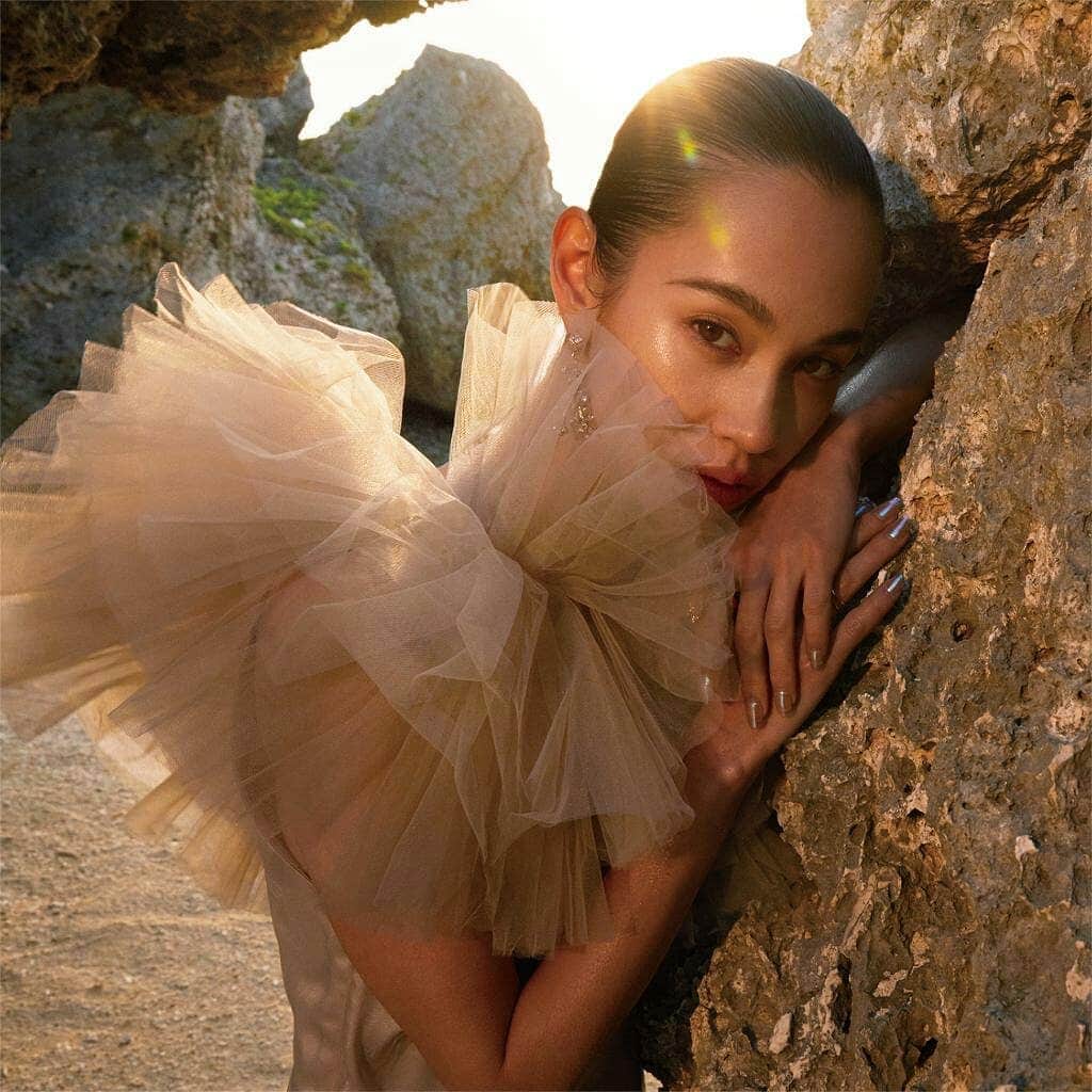 のインスタグラム：「【Twitter hmjapan】 H&M 限定コレクション 水原希子さんが着ているのは100%回収済み衣類から生産されたリサイクルポリエステル『レニュー™』のトップス。  #HMConsciousExclusive コレクションは 3/28-29限定でポップアップストアとオンラインで発売。  春から夏にかけて発表されるH&Mの３つのサステイナブル・コレクションを通して、 サステイナビリティ・アンバサダーとして活動されます。 「Let’s change fashion」をテーマとした100%循環型のファッションを目指すキャンペーンとなります。 #水原希子 #kikomizuhara #サステイナビリティアンバサダー」