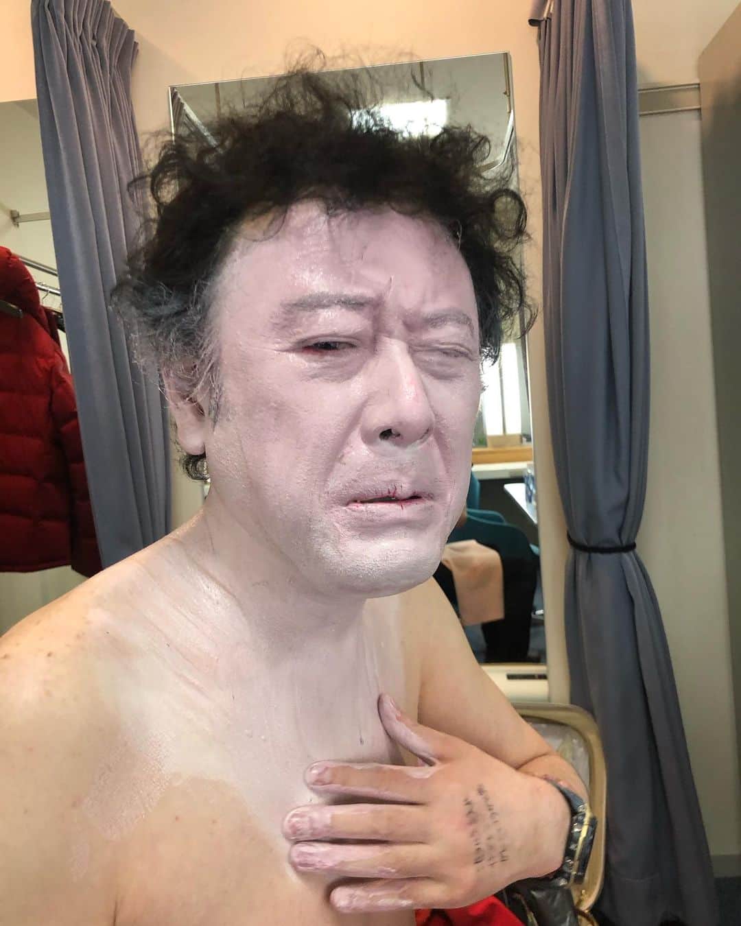 のインスタグラム：「コウメさんメイク取る時 一瞬紫なる #コウメ太夫」