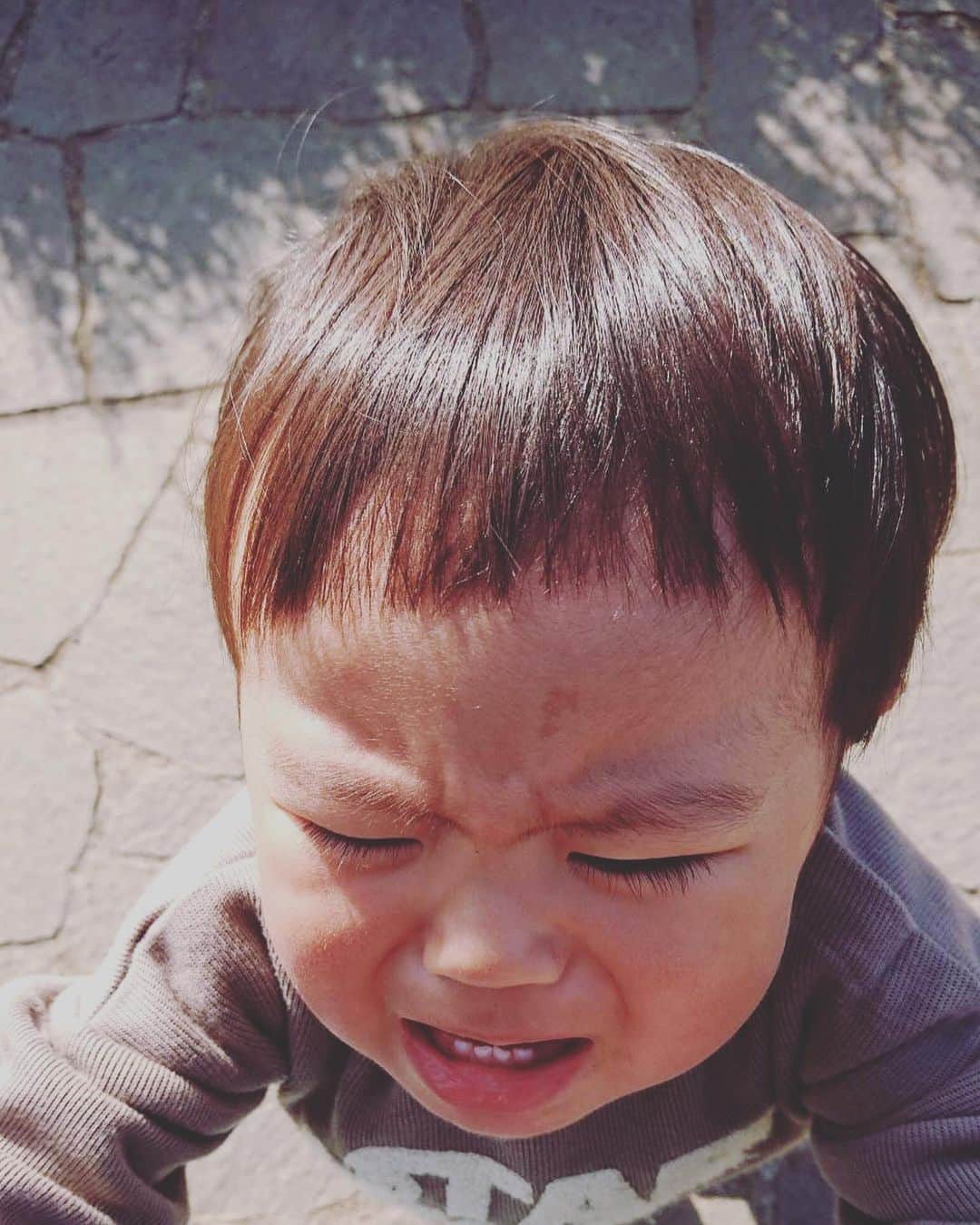 岡田義徳さんのインスタグラム写真 - (岡田義徳Instagram)「眠い〜、抱っこ〜、からの〜、泣く。  #我が子#岡田義徳#公園#抱っこ#眠いぐずり」3月24日 17時50分 - yoshinori_okada_44