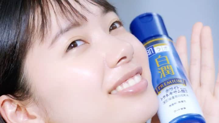 きなりのインスタグラム：「ロート製薬さんの新TVCM Part１白潤プレミアムに出演しています☺️ 日差しが強くなるこれからの季節にシミ対策！💪 🎥director #大森歩 さん #ロート製薬 #白潤プレミアム」