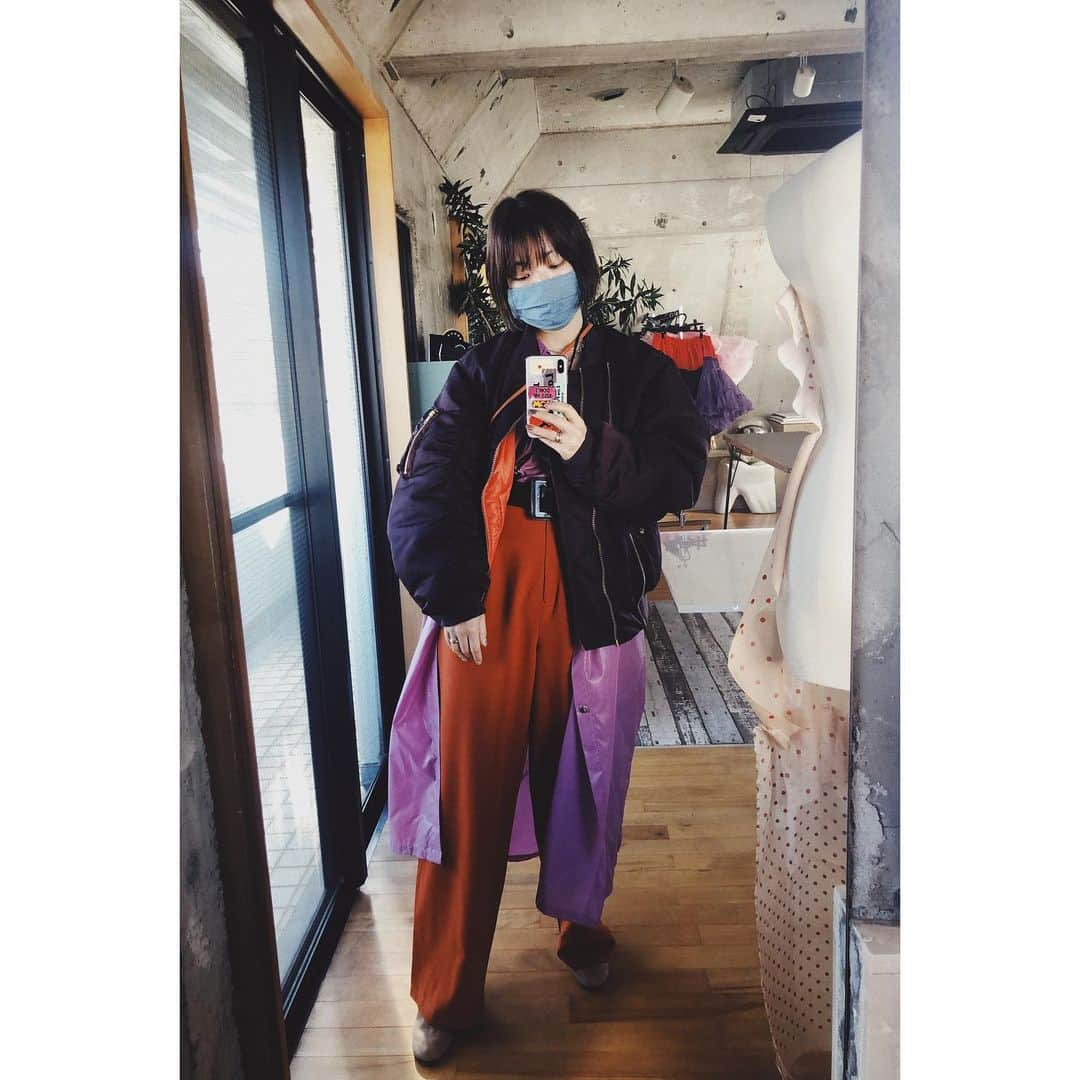 eriさんのインスタグラム写真 - (eriInstagram)「で、わたしほんとにこればっから着てるけどkudos @tsukasamkudo のボンバージャケット。本日も。ダンガリーでできた布マスクはむかーしむかしにたけちゅん @takeshiosumi がphenomenonでつくってたものを2色買いしてたもの。かわいい布マスク最高！」3月24日 18時00分 - e_r_i_e_r_i