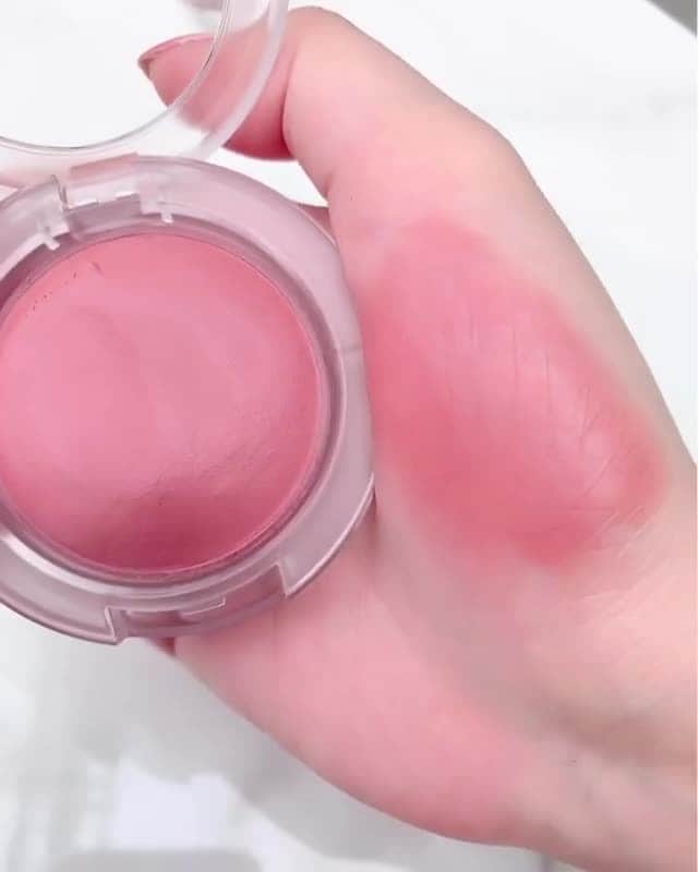 M∙A∙C Cosmetics Japanのインスタグラム：「ㅤ 弾力のある新感覚テクスチャーのチーク、 グロープレイ ブラッシュが新登場！ ㅤ “おもち”のようなユニークな質感のチークは するすると軽くのび、肌にしっとりと溶け込みます✨ ㅤ ㅤ *3月27日(金) 公式オンラインショップ＆全国発売 ㅤ REGRAM: @maccosmeticsthailand ㅤ #MACGlowPlay #MACグロープレイブラッシュ ㅤ #MACCosmeticsJapan #MACCosmetics #MAC #MACコスメ #コスメ #メイク #化粧品 #デパコス #コスメ部 #コスメ好きさんと繋がりたい #コスメ紹介 #おすすめコスメ #新作コスメ #春メイク #春コスメ #ピンクメイク #チーク #クリームチーク #ピンクチーク #オレンジチーク #ベージュチーク #コーラルチーク #血色 #血色感 #トレンド #トレンドメイク #MACGlowPlayBlush」