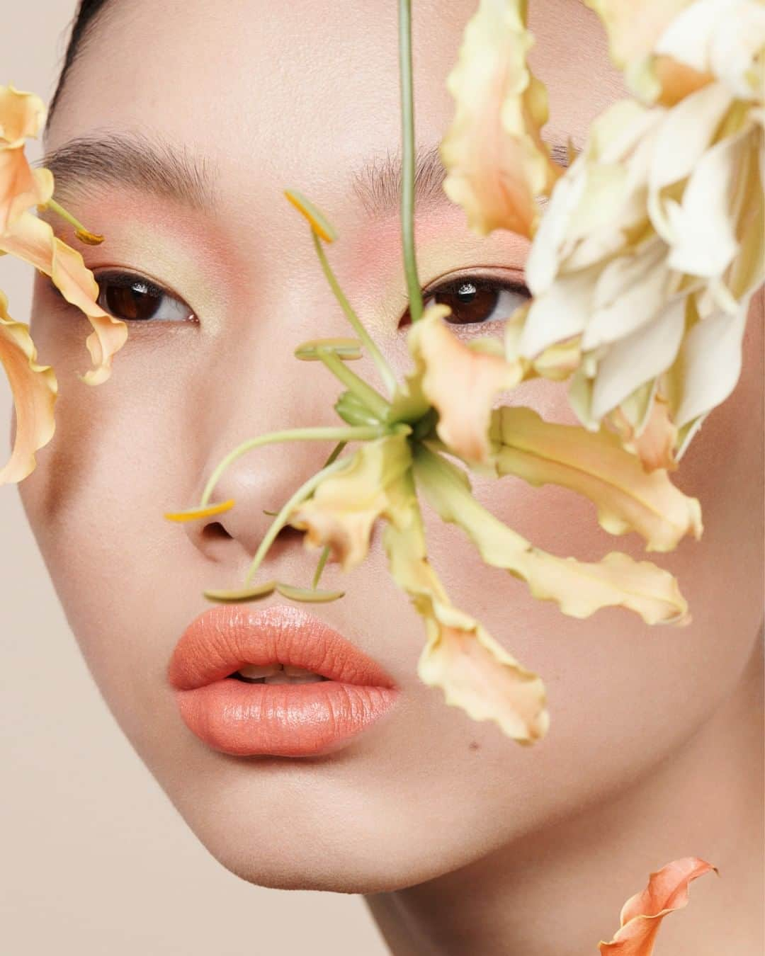 クリスチャンディオールさんのインスタグラム写真 - (クリスチャンディオールInstagram)「In the nature-themed #DiorMagazine No.30, the inherent gorgeousness of flowers provides the perfect accessory – in a shoot by @LizCollinsPhotographer – to celebrate the spring and enhance the season's captivating @DiorMakeUp Glow Vibes Spring Collection by @PeterPhilipsMakeUp.」3月24日 18時00分 - dior