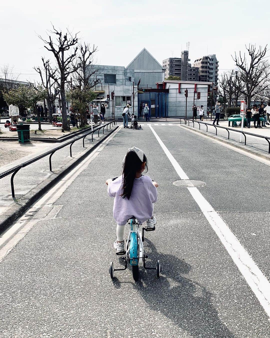 小田切恵子さんのインスタグラム写真 - (小田切恵子Instagram)「最近は自転車大好き💜 ずーーーーっと乗ってる🌈  #🚴‍♀️🚴‍♀️🚴‍♀️ #自転車女子 #交通公園 #近所にほしい #konigiri #3歳女の子」3月24日 17時54分 - keikoodagiri101