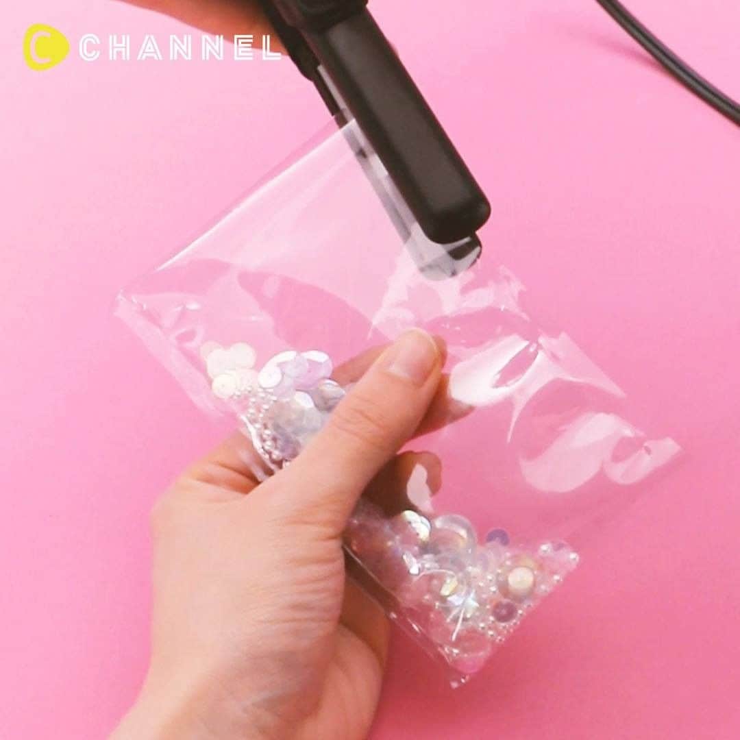C CHANNEL-Art&Studyのインスタグラム：「DIY Cute Princess Phone Ring🎀 ストレートアイロンでぴったり☆ボリュームリボンのバンカーリング🎀 . 🎨Follow me👉 @cchannel_artandstudy 🎵 💡Check👉 @cchannel_girls 🎶 📲C CHANNELのアプリもよろしくお願いします💕 . <What to prepare> ・ Vinyl ・ Straight hair iron ・ Sequins ・ Pearl without hole ・bunker ・ Slim ribbon . <Steps> 1. Cut the vinyl cloth into rectangles, loop them, and heat bond them with a hair iron. 2. Crush the ring and heat-bond one side into a bag. 3. Put your favorite sequins, pearls, etc. in the vinyl and close the vacant area with an iron. 4. Fold the plastic bag into the shape of a ribbon, attach it to the bunker with a strip of homogeneous vinyl, and close the strip with heat. 5. Finish by tying a thin ribbon in the middle. . . スマホを一気にラブリーにできるお目立ちアイテム♡ 封入したスパンコールやパールがゆれてきらめきます☆☆ . ＜用意するもの＞ ・ビニール生地 ・ストレートヘアアイロン ・スパンコール ・穴なしホールパール ・バンカー ・細身のリボン . ＜作り方＞ 1. ビニール生地を長方形に切り、輪っかにしてヘアアイロンで熱接着する。 2. 輪っかを潰し、片方の側面を熱接着して袋状にする。 3. ビニールの中に好みのスパンコールやパールなどを入れ、空いているところをアイロンで閉じる。 4. ビニールの袋をじゃばらに折ってリボンの形にし、細長く切った同質のビニールでバンカーに取り付け、細長いビニールは熱接着で閉じる。 5. 真ん中に細いリボンを結んで完成。 . . #DIY#doityourself#diyideas#crafts#crafting#instacraft#crafter#crafty#handmade#handcrafted#handmadecrafts#handmadeaccessories#ideas#resin#resinart#resina#Fantastic#incredible#creative#heart #phonering#phoneaccessories#ribbon#glitter#spangle#pearl#girly#スマホリング#バンカーリング#スパンコール」
