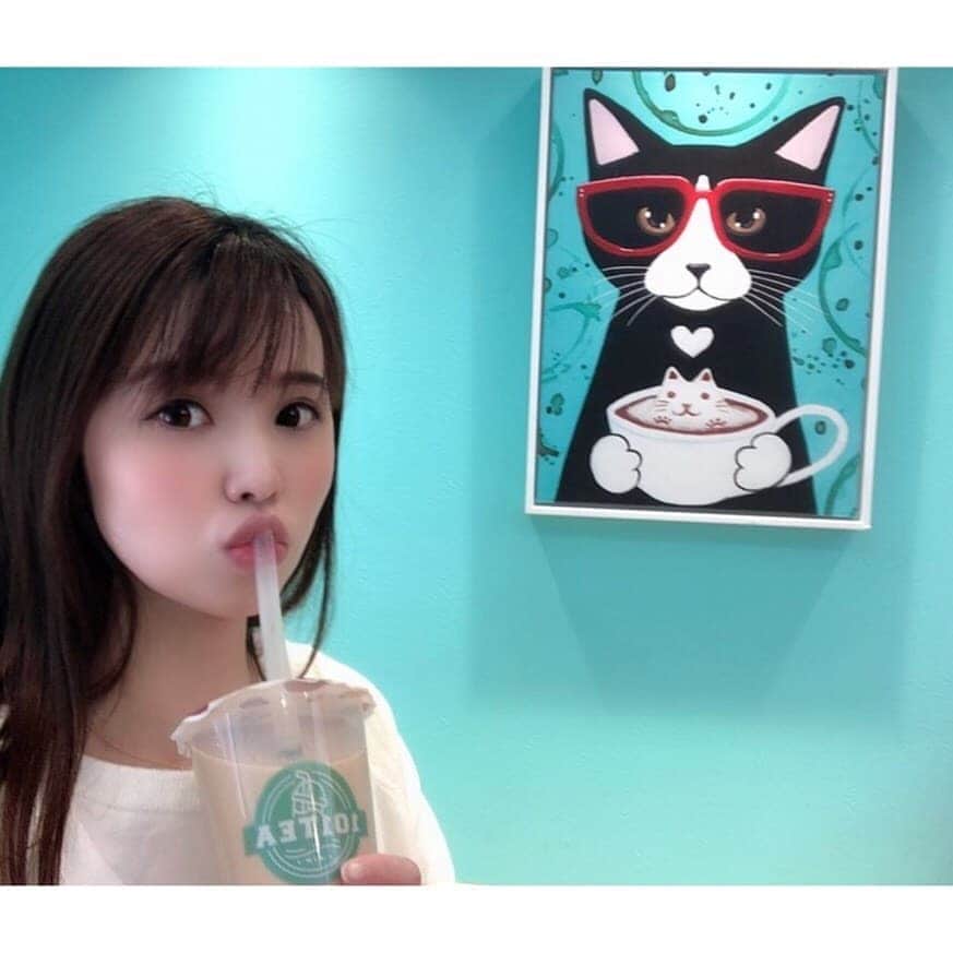 垰智子さんのインスタグラム写真 - (垰智子Instagram)「3月10日に渋谷にOPENしたばかりの タピオカ屋さん @101tea.sby に行って 来たよ♪ . 爽やかなブルーの店内がとってもキレイで ニャンコのキャラクターがかわいい♡ . 黒糖ミルクティーを頼んだんだけど、 黒糖タピオカの食感がモッチモチで 美味しかったよ😊 . テイクアウトだけじゃなくて、 店内に座って飲めるスペースや コンセントなども付いてるよ✨ . 青学の向かいあたりにあるよ！ . #101tea #タピオカ #タピ活 #drink #表参道 #渋谷 #tapioca #台湾タピオカ専門店」3月24日 18時01分 - taotao_tomo