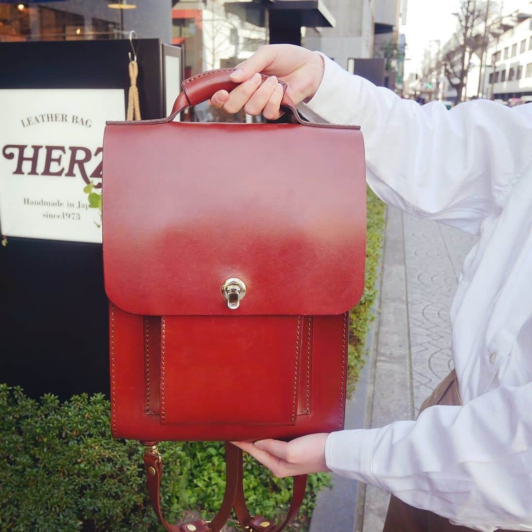 HERZ ヘルツさんのインスタグラム写真 - (HERZ ヘルツInstagram)「#ヘルツ大阪店 スタッフが愛用している革色チョコの3way縦型バッグ(BC-105)﻿ ﻿ 約2年の愛用歴ですが、新しい物と比べると若干ですが、全体的に赤茶色っぽく深みが増してきました。﻿ その日のファッションに合わせて鞄を使い分けるスタッフ曰く、この鞄はトラッドスタイルやメンズライクなファッションにおすすめとのこと。﻿ 公式サイトのスタッフ愛用品特集では、愛用方法やエイジングの様子を詳しくご紹介しておりますので、是非ともご覧下さい。﻿ ﻿ ヘルツでは皆様からの投稿も随時お待ちしております。﻿ その際は、#ヘルツ #マイヘルツ のハッシュタグをつけてご投稿ください。﻿ 皆さんの素敵な相棒写真、お待ちしております。﻿ ﻿ #myherzbag #エイジング #経年変化 #かばんの中身 #バッグの中身 #バッグコーデ #トラッドスタイル #メンズライク #メンズライクコーデ #3wayバッグ #レザーバッグ #革鞄 #革 #革製品 #herz #herzbag #leather #leatherbag #3waybag #madeinjapan #factory」3月24日 17時56分 - herz_bag