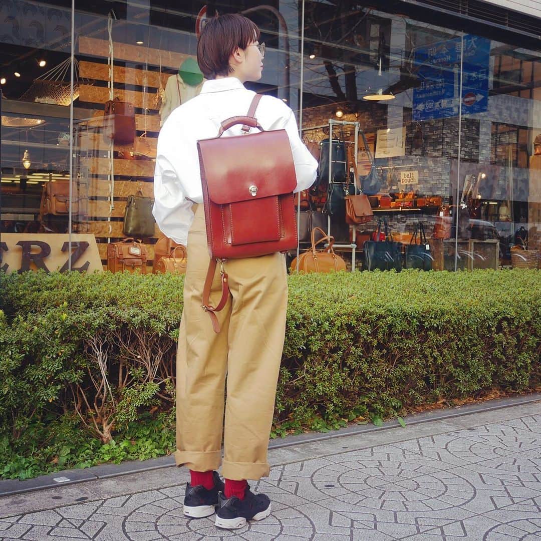 HERZ ヘルツさんのインスタグラム写真 - (HERZ ヘルツInstagram)「#ヘルツ大阪店 スタッフが愛用している革色チョコの3way縦型バッグ(BC-105)﻿ ﻿ 約2年の愛用歴ですが、新しい物と比べると若干ですが、全体的に赤茶色っぽく深みが増してきました。﻿ その日のファッションに合わせて鞄を使い分けるスタッフ曰く、この鞄はトラッドスタイルやメンズライクなファッションにおすすめとのこと。﻿ 公式サイトのスタッフ愛用品特集では、愛用方法やエイジングの様子を詳しくご紹介しておりますので、是非ともご覧下さい。﻿ ﻿ ヘルツでは皆様からの投稿も随時お待ちしております。﻿ その際は、#ヘルツ #マイヘルツ のハッシュタグをつけてご投稿ください。﻿ 皆さんの素敵な相棒写真、お待ちしております。﻿ ﻿ #myherzbag #エイジング #経年変化 #かばんの中身 #バッグの中身 #バッグコーデ #トラッドスタイル #メンズライク #メンズライクコーデ #3wayバッグ #レザーバッグ #革鞄 #革 #革製品 #herz #herzbag #leather #leatherbag #3waybag #madeinjapan #factory」3月24日 17時56分 - herz_bag