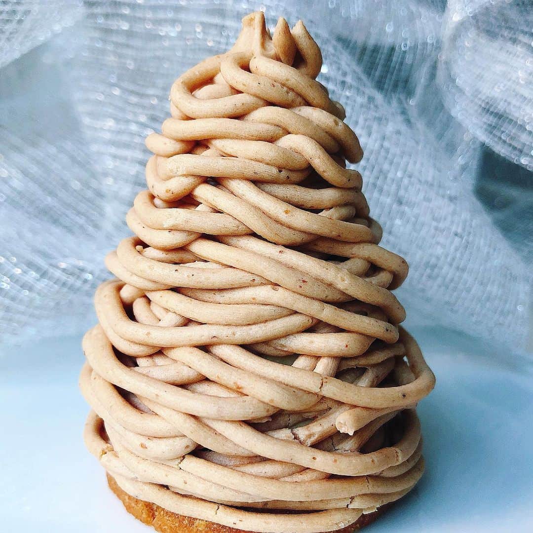 のインスタグラム：「🇯🇵🇫🇷🌰 モンブラン ・ ・ うねりを効かせた栗クリーム、緩やかな円錐形。 →2枚め断面) 中には渋皮栗の甘露煮❗️下はマロン生地とチョコレートでサンドしたサブレ生地で、渋皮煮のまわりはうっすらカスタードのミルキーな甘さになってます。 ・ ・ 丁寧で凝ってる 定番人気のモンブラン♪  仙川 パティスリー レネット @patisseriereinette  さんで買えます♡ ・ ・ #パティスリーレネット #モンブランの世界#栗#和栗#栗スイーツ#モンブラン#フランス栗#里井真由美#衣替えモンブラン#japan#Gâteauauxmarrons#零食#さといいね#스위트#montblanc#ホテルスイーツ#デパ地下スイーツ#ありが糖運動#まゆログ#甜食#fromgram#Chestnutcake#밤케이크#フードジャーナリスト里井真由美#断面モンブラン#蛋糕#断面フェチ」