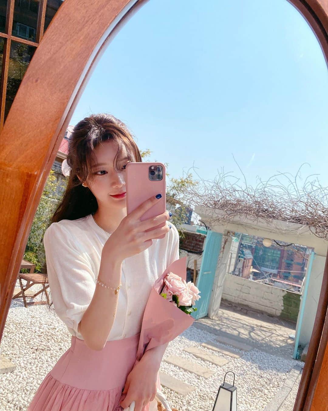 Chuuのインスタグラム：「오늘도 넘 예쁜 신상 촬영해써요!💕💕」