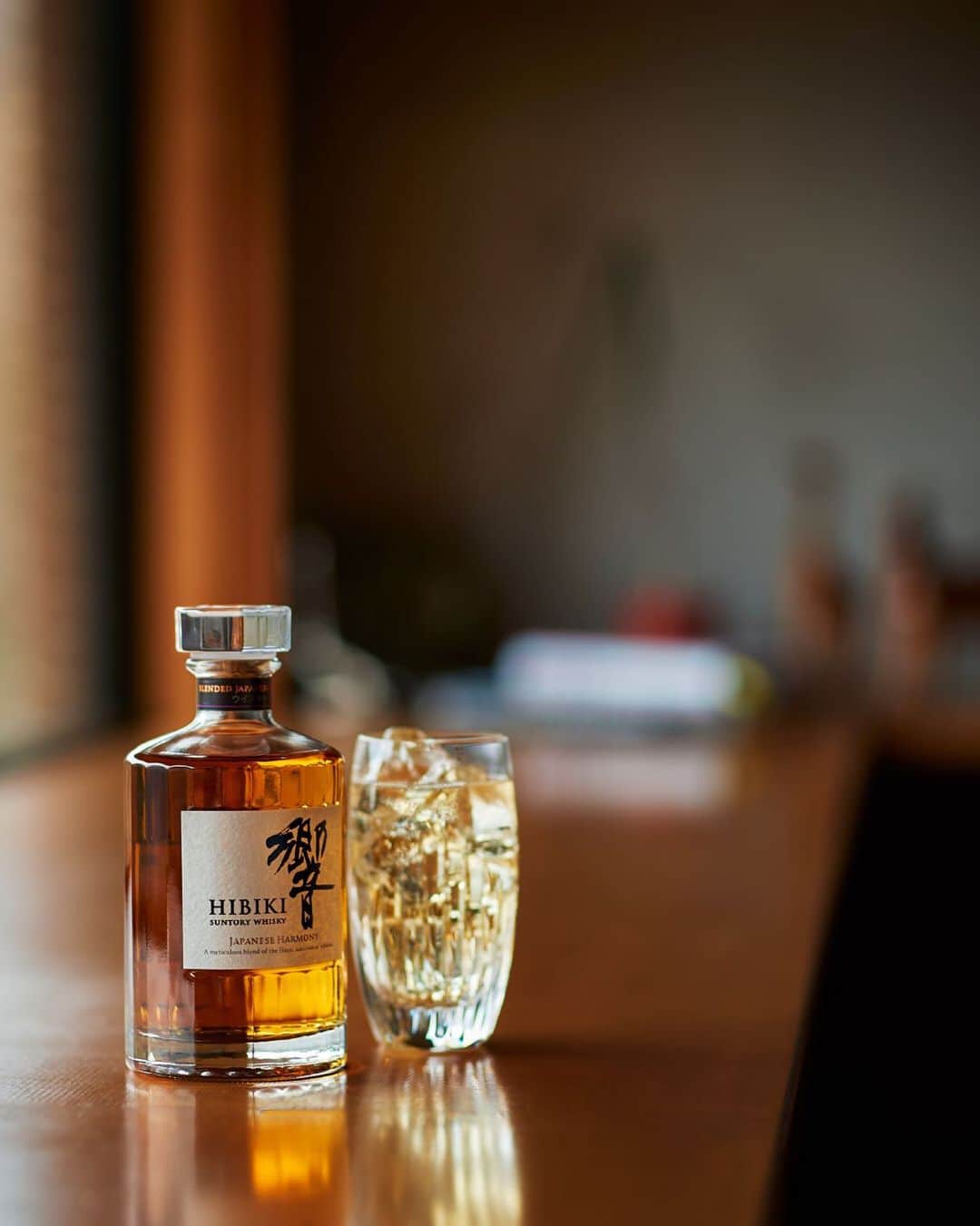 響 | SUNTORY WHISKY HIBIKIさんのインスタグラム写真 - (響 | SUNTORY WHISKY HIBIKIInstagram)「. HIBIKI TIME 調和のとれた香味を紐解くように Savor a glass of HIBIKI, as it unfolds a balanced aroma.  #響 #hibiki #春 #spring #studyroom #privateroom #secondhouse #villa #whiskytime」3月24日 18時04分 - suntorywhisky_hibiki