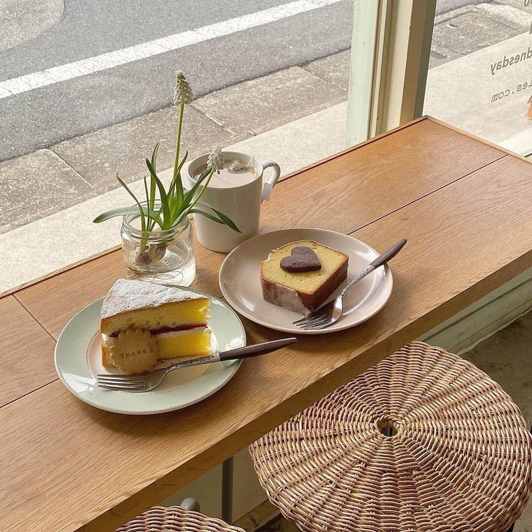 isutaさんのインスタグラム写真 - (isutaInstagram)「毎日食べたくなる♡﻿ 西荻窪にある、手作りクッキーとケーキのお店「Kies（キーズ）」にはもう行った？﻿ ﻿ ﻿ クッキー1枚から販売している、かわいい小さな焼き菓子屋さん。﻿ ﻿ ﻿ おすすめはレモンケーキ♩　しっかりとしたレモン味のパウンド、卵の風味でやさしいです。アイシングのカリっとした触感と両方楽しめておいしいのだそう。﻿ ﻿ ﻿ ハート♡のクッキーをのせれば、映えるかわいいハートのケーキに✨﻿ ﻿ ﻿ テイクアウトも可能なので、おうちカフェやピクニックなどにもおすすめです！﻿ ﻿ ﻿ 気になる方は、ぜひ足を運んでみてください♩﻿ ﻿ ﻿ ﻿ 住所：〒167-0042 ﻿ 東京都杉並区西荻北4-35-5 中村ビルA ﻿ 営業時間：12時から19時﻿ 定休日：火曜日・水曜日 （不定休あり）﻿ @kies_nishiogi﻿ ﻿ ﻿ ﻿ photo by﻿ @mihiro2369﻿ @dot.m__﻿ @_n.com__﻿ ﻿ ﻿ #isuta #イスタ #isutacafe﻿ #isuta_trip #カフェ巡り #カフェスタグラム﻿ #kies #キーズカフェ #キーズ﻿ #カフェさんぽ #cafe #cafestagram ﻿ #カフェ好き #お洒落な人と繋がりたい #カフェ部 ﻿ #西荻窪カフェ #荻窪カフェ #中央線カフェ﻿ #レモンケーキ #パウンドケーキ #おしゃカフェ ﻿ #東京カフェ#東京カフェ巡り #おすすめカフェ﻿ #カフェ好きな人と繋がりたい #おしゃれカフェ #cafestagram #くっきー #クッキー #焼き菓子屋」3月24日 18時07分 - isuta_jp