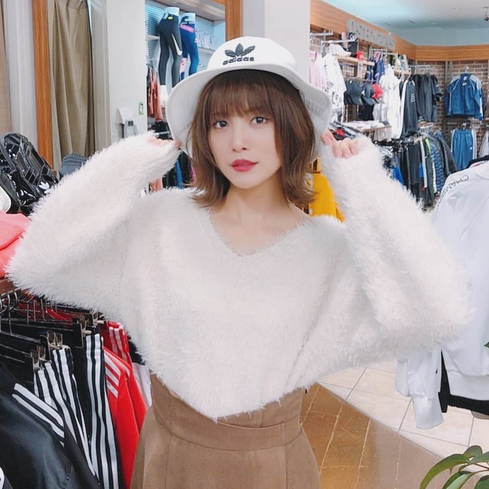 美沙玲奈のインスタグラム：「#adidasoriginals 可愛い🧢 最近、すごく気になってる。  #PR #新宿Flags #Flags #新宿」
