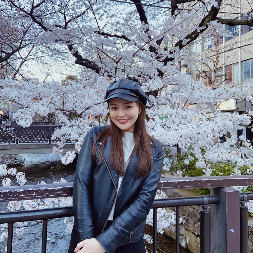 Nanamiさんのインスタグラム写真 - (NanamiInstagram)「. 卒業式みたいな撮り方してごめん。笑 なんか久々すぎてどうやって 撮ってもらってたか忘れてこのザマ。🤦🏽‍♀️笑 ただ、桜は綺麗やった🌸❤︎❤︎ #京都#祇園四条#木屋町通り#桜#お花見」3月24日 18時32分 - nana27chan