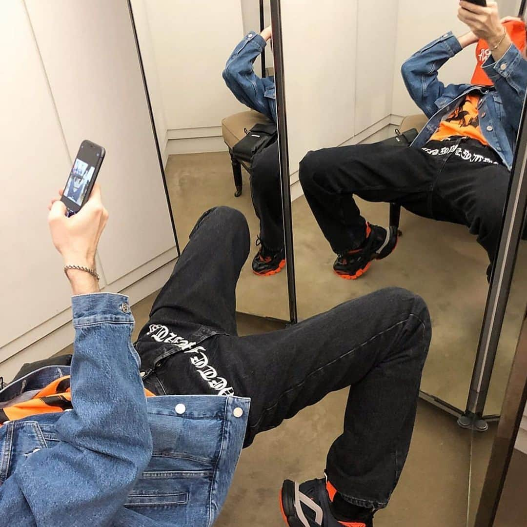 ヴェトモンさんのインスタグラム写真 - (ヴェトモンInstagram)「WWW.ENDCLOTHING.COM @end_clothing PIC: @deertriangle」3月24日 18時34分 - vetements_official