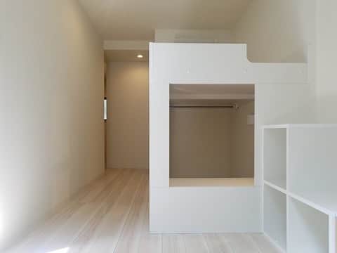 グッドルームさんのインスタグラム写真 - (グッドルームInstagram)「▼大人の幼少期⁠ ⁠ 毎度お問い合わせが多数… あのお部屋が帰ってきました！⁠ ⁠ ------------------⁠ ⁠ 東京 #祐天寺 ワンルーム 24.42㎡⁠ ⁠ ⁠白を基調としたミニマムルーム！⁠ ⁠ 白い壁と白い床に隠れているのは⁠ 人ひとりがゆったり入れるくらいの作業机。⁠ ⁠ 子どもの頃憧れた机付き二段ベットの⁠ 大人バージョンのような感じです。⁠ ⁠ お洒落な家具をひとつ置いたら⁠ 大人の秘密基地になりそう！⁠ ⁠ 収納も壁一面にあるので、⁠ お気に入りの本や雑貨を飾ってもいいかも。⁠ ⁠ テラスには緑鮮やかな植栽も。⁠ 白と緑のコントラストが素敵です。⁠ ⁠ 来たれ、祐天寺のミニマム秘密基地へ！⁠ ⁠ ・⁠ こちらの物件は実際に住めるお部屋です。詳細はストーリー、ハイライトにて！⁠ ・⁠ こだわりのお部屋探しは、@goodroom_jp から URLをチェック！⁣⁣⁣⁣⁣⁣⁣⁣⁣⠀⁣⠀﻿⁠ ・⠀﻿⁠ ※最新のお家賃につきましては、リンク先物件ページからご確認ください。⁠ ⁠・⁠」3月24日 18時37分 - goodroom_jp