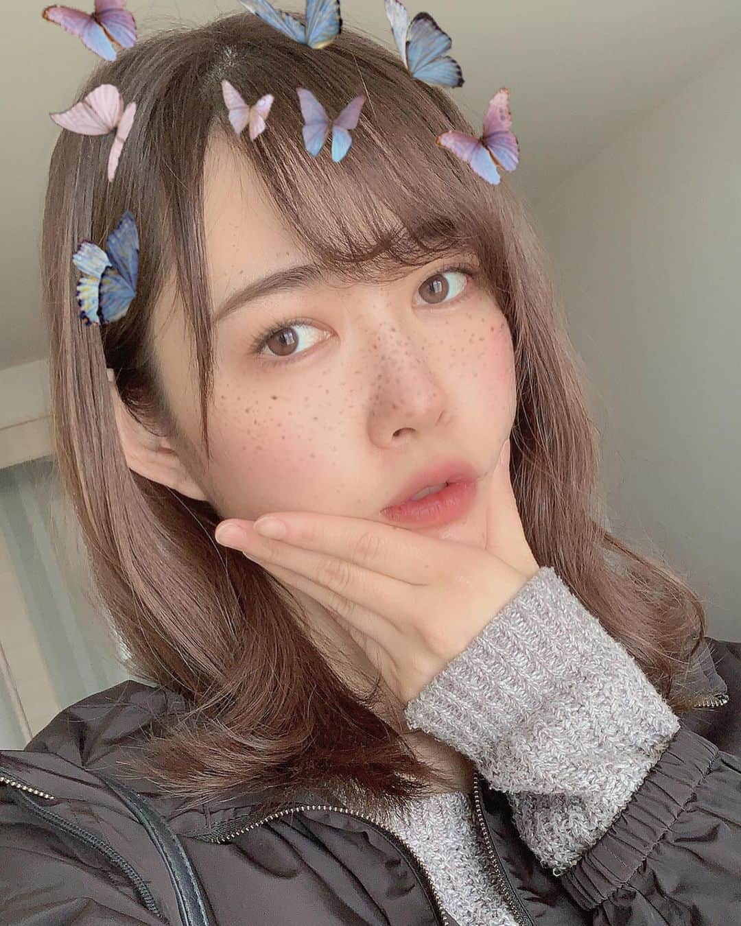 もえりんのインスタグラム：「ちょうちょフィルターが可愛くて最近のお気入りです🦋  これアプリでフルメイクまでやってくれるんだよ～～。 蝶もそばかすもメイクもぜーーんぶそう！ アプリの中で生きていける何かが発明されれば、女の子が毎日メイクにかける時間がなくなるのにな〜と思った干物脳でした。 ドラえも～～～～ん、、、  その時間も何だかんだ楽しかったりするんだけどね ( ¨̮ )笑  ちなみに使ったフィルターはUlikeってアプリのもので、 普段自撮りするときはFoodieってアプリが自然で好きです🌱」