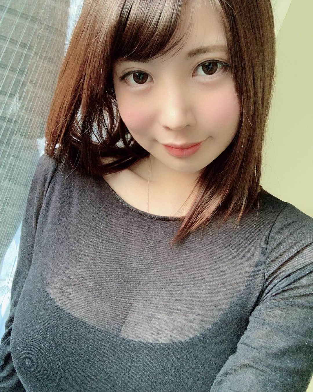 のインスタグラム：「くりみんとお揃いで買ったニット❤️イタリアのブランドなんだって🇮🇹 透け感がちょっとセクシー。笑」