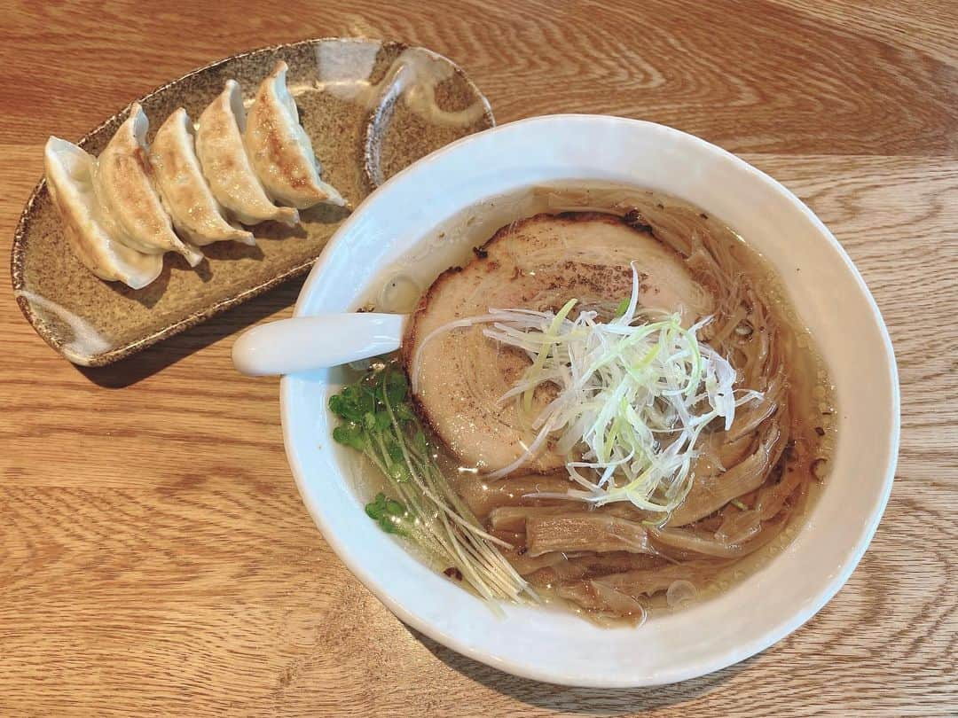 小室ゆらさんのインスタグラム写真 - (小室ゆらInstagram)「.﻿ ﻿ ﻿ 群馬でおすすめの  #ラーメン屋 さん🥺♡﻿ ﻿ ﻿ スープの味が絶品で、﻿ たっぷり入った  #穂先メンマ が美味しすぎるので﻿ 是非一度食べてみてほしい…けど群馬…﻿ ﻿ ちなみにお店も外観も内装もトイレもお洒落です ︎︎︎︎✌︎﻿ ﻿ ﻿ ラーメンは毎日3食食べたいくらい好きなので、﻿ 都内のおすすめのラーメン屋さん情報も﻿ 随時お待ちしてます( ᷇࿀ ᷆ و)و﻿ ﻿ ﻿ #館林 #舌笑家﻿  #すすっているのは穂先メンマ ﻿ ﻿ .﻿ ﻿」3月24日 18時39分 - komuro_yura_official