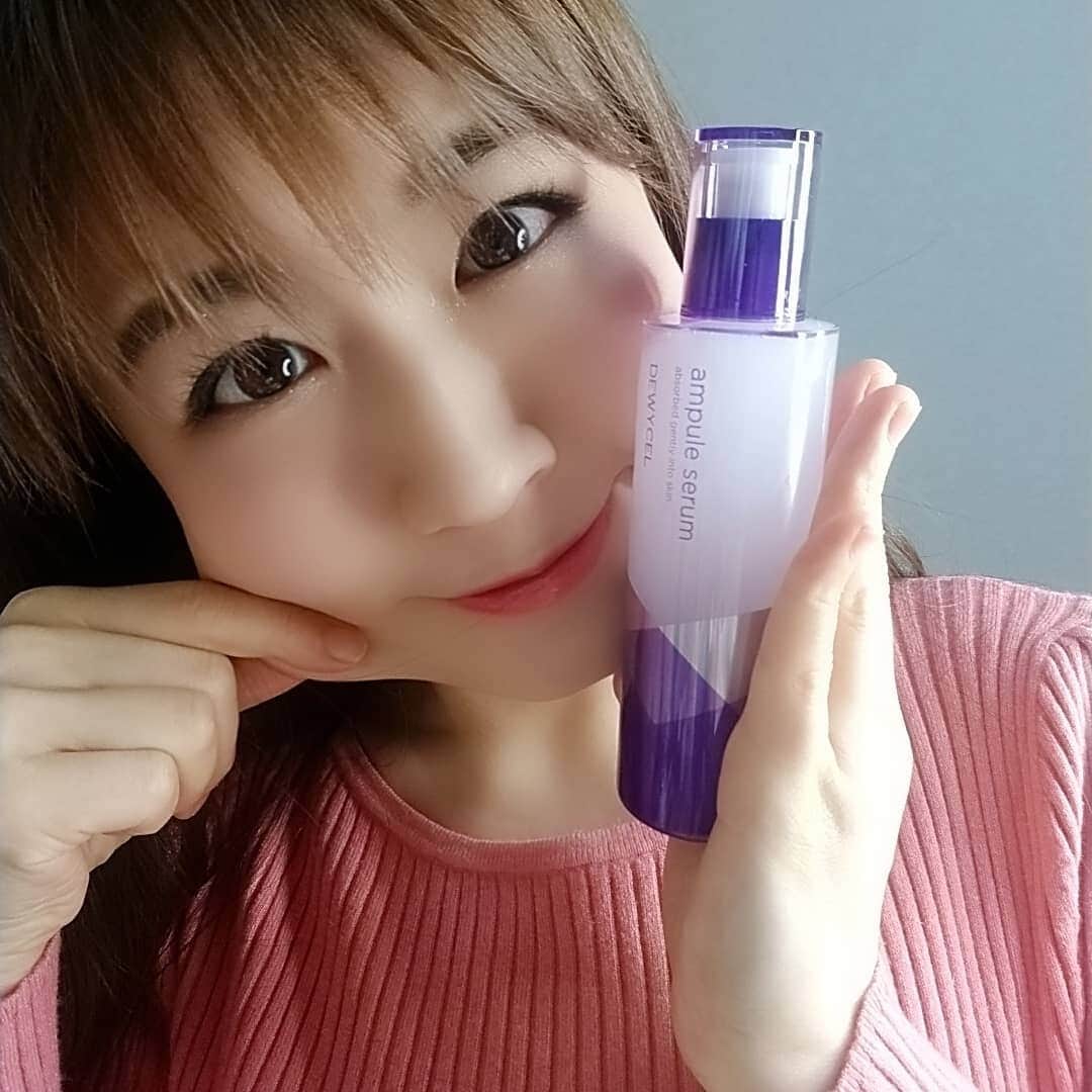 ようこさんのインスタグラム写真 - (ようこInstagram)「@dewycel_japan さんの﻿ #デュイセルアンプルセラム﻿ #アンプル水分クリーム﻿ をゲット💡💡﻿ ﻿ ワカメ、昆布、ひじきなどの海洋生物でどんな肌にも保湿感を感じられるクリーム❤️﻿ デュイセルといえばの植物幹細胞成分もたっぷり配合されているので弾力のあるしっとりした肌になれる✴️とのこと‼️﻿ ありがたや～☺️﻿ ﻿ 私はめんどくさがりで化粧水のあとにいろいろ塗るのが苦手だしできないのでもちろん乾燥肌。。。﻿ 悩みどころであったのですがデュイセルのクリームなら化粧水のあとこれだけで乾燥しないで潤ってました✴️﻿ 朝のメイク前では顔洗って化粧水しないでこのクリームだけ❗﻿ よれないし、崩れないし、乾燥しにくくて良かった❤️﻿ ﻿ ﻿ ﻿ ﻿ #dewycel#デュイセル#dewyholic#preciousvaluabledewycel﻿ #アンチエイジング#リフトアップ#リフティング﻿ #ほうれい線#くすみ#美白#美容#美容好きな人と繋がりたい﻿ #綺麗になりたい#シワ﻿ #クリーム#セラム」3月24日 18時42分 - 0606yoko