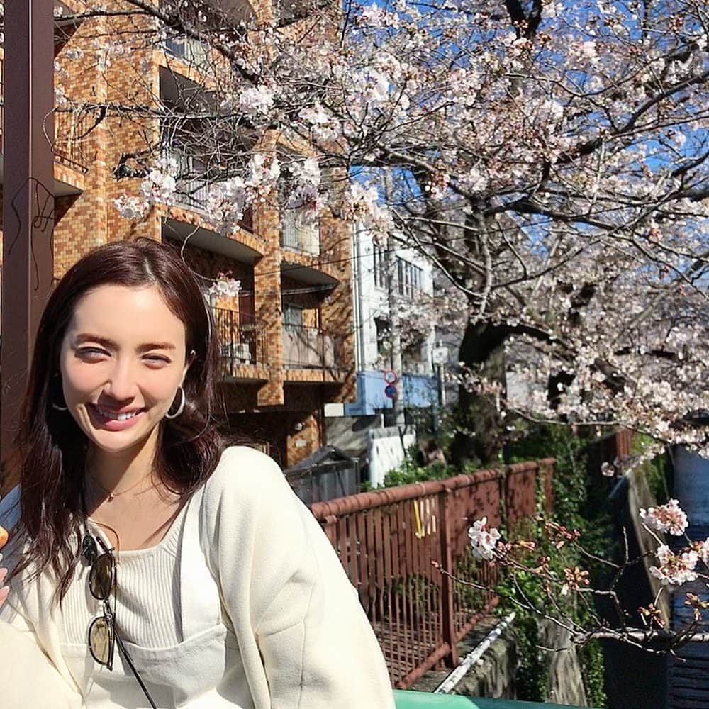 眞木美咲パメラさんのインスタグラム写真 - (眞木美咲パメラInstagram)「Cherry blossoms in Meguro river. Still not fully bloomed but it was lovely. 🌸 . 目黒川の桜をお散歩がてらみてきました 眩しそう😹 まだ満開じゃなかったけど十分綺麗💗 満開のときまたこようっと♪ 出店もでてたよ！ 念願のチーズハットグ食べれたからまた載せるね🧀 . . . . . #目黒川 #桜 #お花見 #cherryblossom #meguroriver  #ootd#私服#white #workout#trip #girlstrip#オーバーオール #love #赞#likelike  #粉我#时装#ファッション」3月24日 18時48分 - pamypamypamy