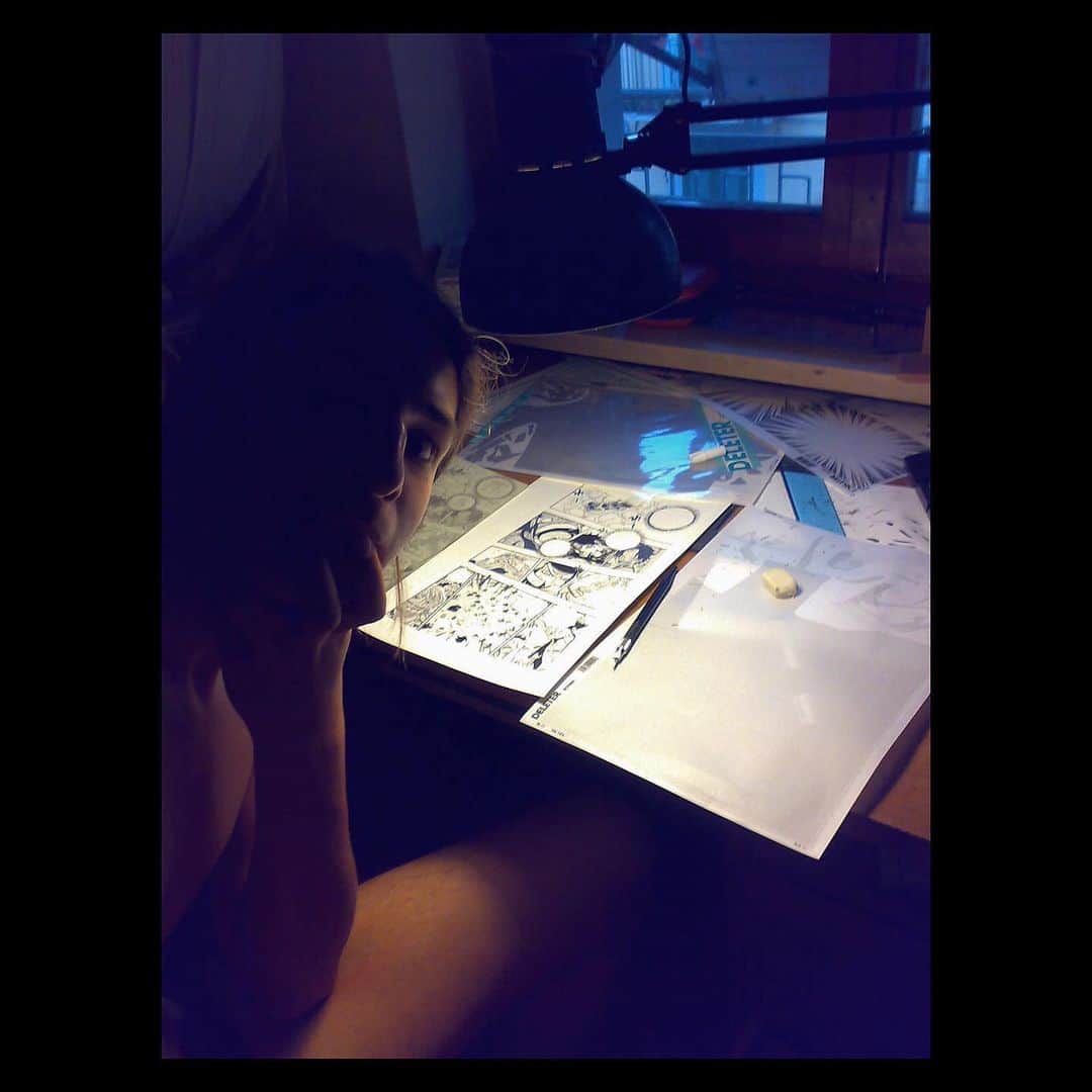 ペッペのインスタグラム：「This is me in my little room in Italy, eleven years ago. Drawing manga everyday to get better. I have never learned how to draw at school, but I remember buying a weekly magazine in the local bookstall called “draw manga and anime, become a mangaka!”. It was pretty ridiculous and a bit embarrassing, I am sure that every kid who bought it at the time was made fun of as I was, but in the end I gotta say it worked for me. I might be the only one who bought the whole collection (60 issues at 7€ each, a total of 400€...) and the only one who actually became a mangaka. 😂 〜 この写真は11年前のペッペだ。実家の部屋の中で上手くなるように毎日漫画を描いてたんだ。美術学校などは行った事がないけど、毎週ブックストアで売ってた手引書みたいな雑誌があった。タイトルは「マンガとアニメを描いて、漫画家になれ！」って結構ダサかったw 僕みたいに毎週あの雑誌を買ってた人は絶対いじめられたと思うw とにかく僕以外は全部のコレクション買った人は居ないかもしれない。毎週7ユーロで60回だから400ユーロぐらいだったんだ。まあ結局タイトル通りに漫画家になったんだけどな笑」