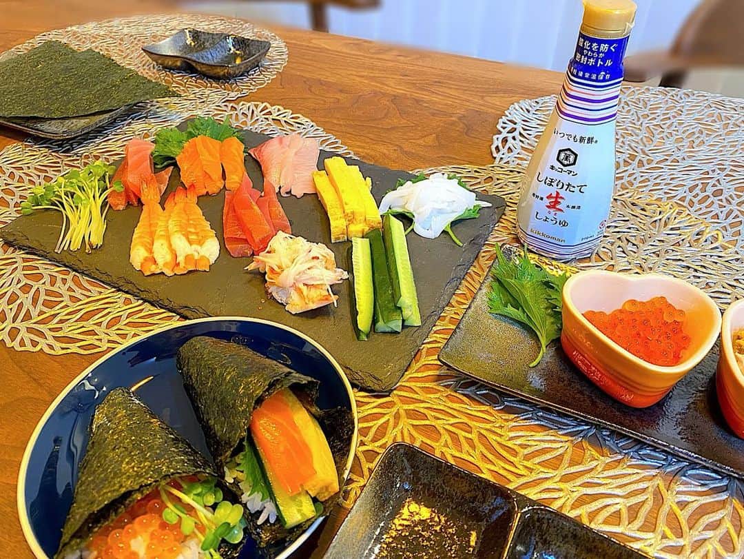 河内麻沙美さんのインスタグラム写真 - (河内麻沙美Instagram)「#sushi 🍣 ． ． 最近お手伝いが好きなLILI🥰💕 自分で何かを作ったりするのがいいのかな？と思って手巻き寿司パーティーしたよ🤗‼️ ． 食材選んでのせて、楽しそう🥰🥰🥰 RIKUも卵とかツナマヨ、納豆なら食べれるから嬉しそうにかぶりついてたよ😂💕 LILIはのりばかり食べて、お歯黒になってた😂w ． 今なら「キッコーマン 東京2020オリンピック観戦チケットが当たる！キャンペーン」を3/31まで実施中だよ❣️ 参加方法はTEMAKIを楽しんでいる写真を、#TEMAKIスマイル#しょうゆ　をつけて投稿するだけ🤗💗 キッコーマンは、東京2020オフィシャルパートナー（しょうゆ）です✨ ． 久しぶりの手巻き寿司、美味しかったし楽しかったな〜🤤✨ ． #Sponsored#キッコーマン#TEMAKIスマイル#しょうゆ#しぼりたて生しょうゆ#夜ご飯#手巻き寿司#おうちごはん#お手伝い#3歳#ママ#手巻き寿司パーティー#おうちパーティー#パーティー」3月24日 18時53分 - masamikouchi