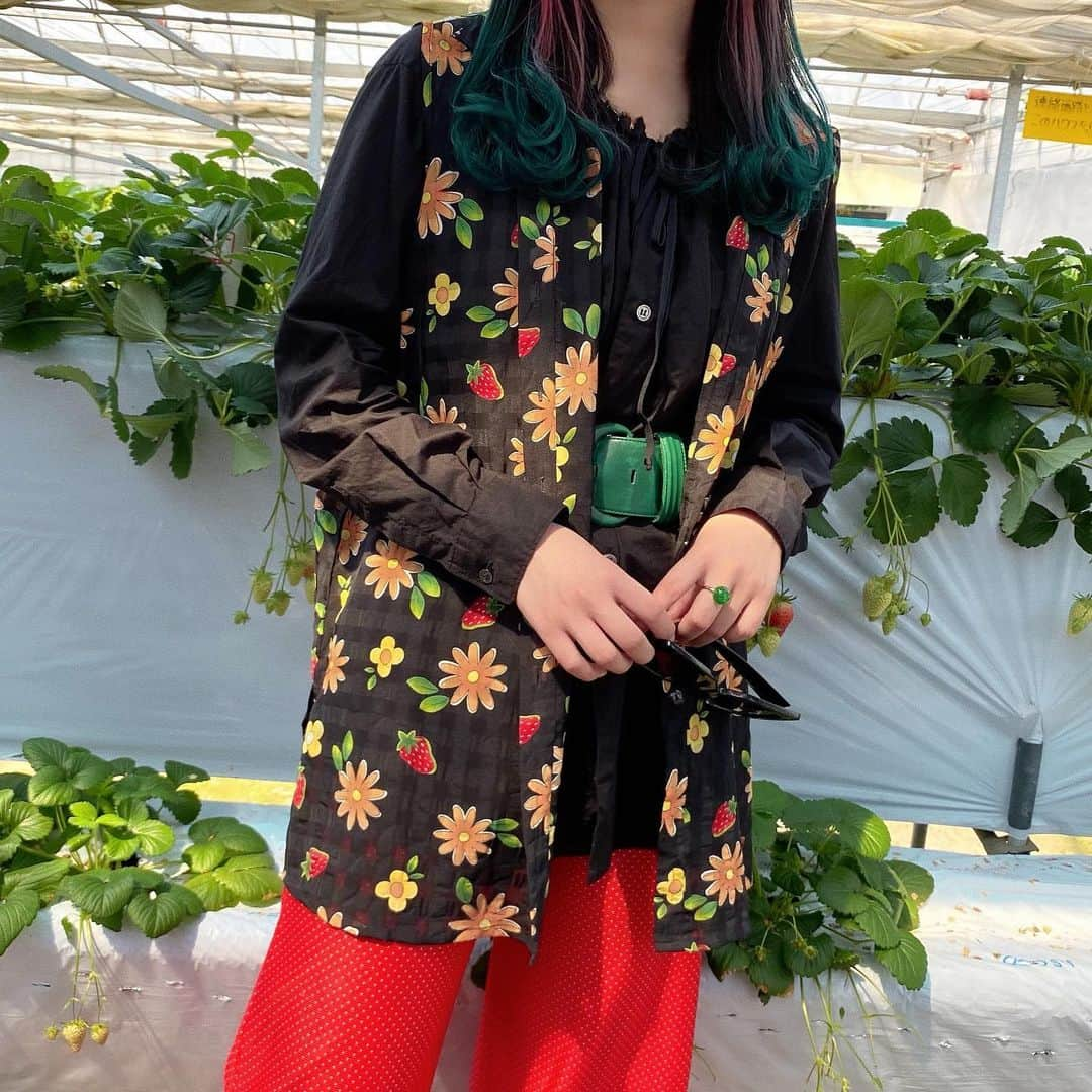 相羽瑠奈さんのインスタグラム写真 - (相羽瑠奈Instagram)「🍓🌼🌿🍓🌼🌿🍓🌼🌿 #Runa15 hat @marte_vintage /shirts @commedesgarcons shirts vest #vintage / pants #vintage / earring #vintage /pouch @marni /shoes @drmartensofficial」3月24日 18時55分 - rone.runa