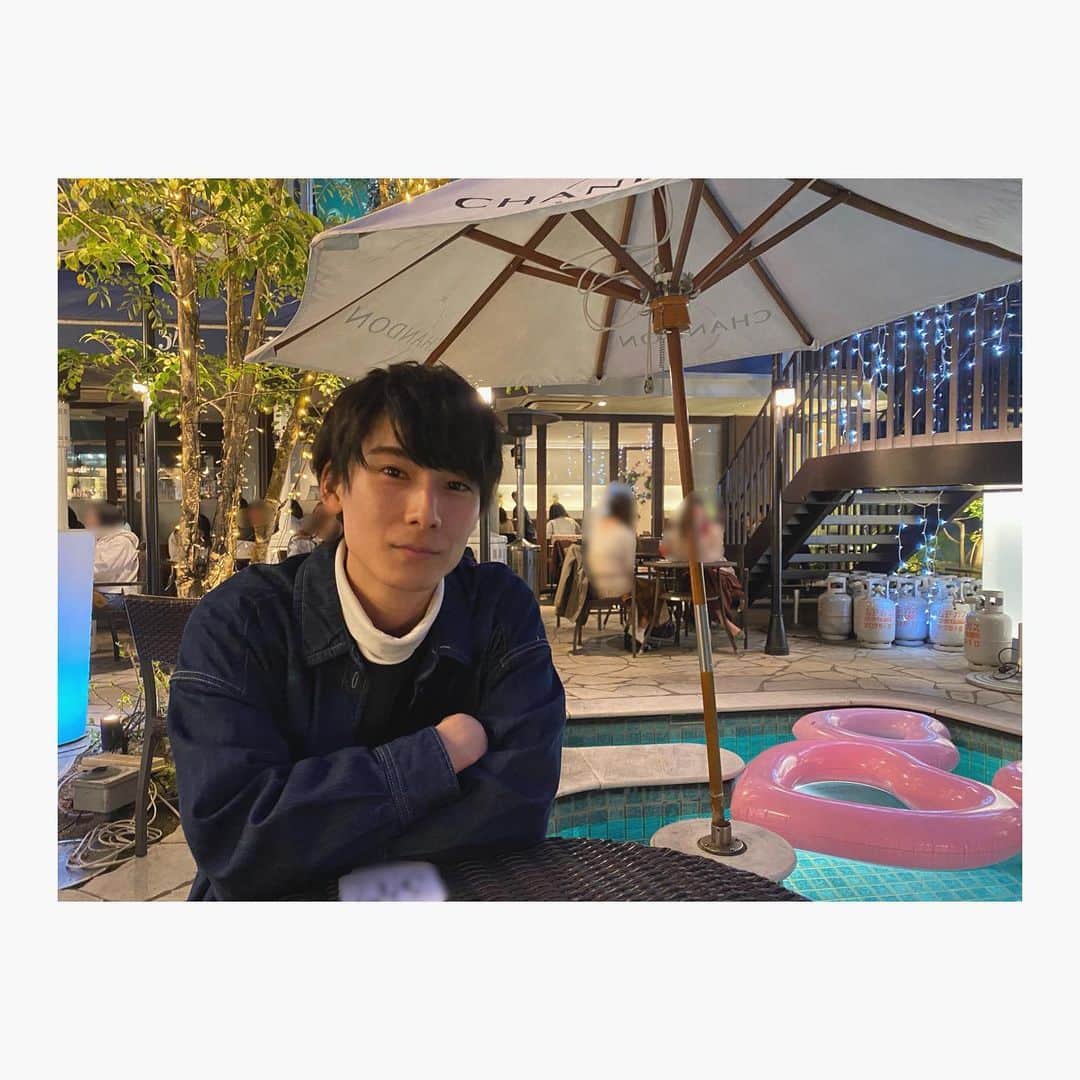 朝田淳弥のインスタグラム：「. ふらっと友達と入ったお店での一コマ  席の横にプールがあった。 この気温ではまだちょっと寒かった。  何より俺らの席以外は、女性しか居なくて恥ずかしかった。  #朝田淳弥 #彼氏感 ってやつ (そんなことより恥ずかしい)」