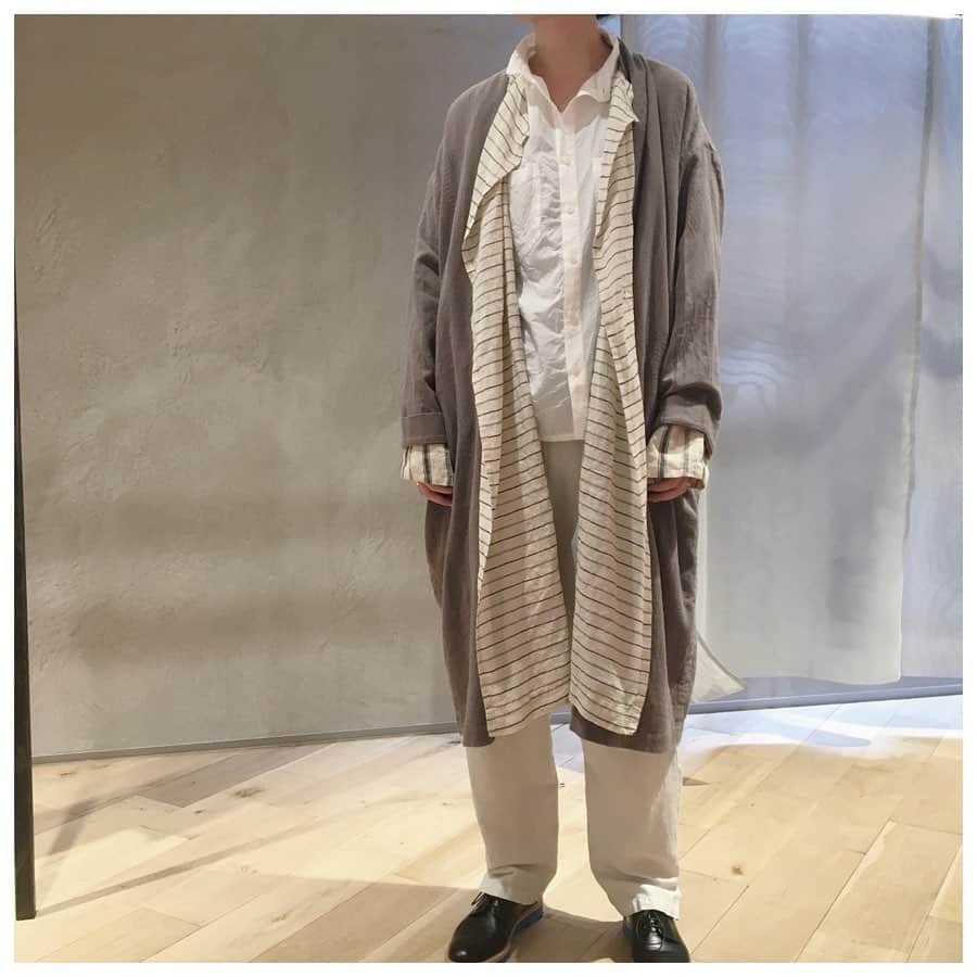 pas de calais -パドカレ-さんのインスタグラム写真 - (pas de calais -パドカレ-Instagram)「. 【レイヤードコーデが楽しいリネンストライプコート】 重ね着におすすめなリネンコートが入荷しております。 こちらのストライプ柄のリネンコートは羽織タイプで、スクエアの布を纏っていた古代からインスピレーションを受け、スクエアの布をつなぎ合わせたシルエット。着るとほどよいドレープ感が出ます。  これ1枚で着るのはもちろん、インナーコートとして春のコートの下に重ねれば、一気に上級者コーデに！ 前や袖口からチラッと覗かせるのがポイントです。 . . ■リネン先染めストライプコート(No.9000) Col. Ivory, Navy 49,000yen+tax . . 《1〜4枚目のブラックのワンピースコート》 ■60/-リネン平ワンピース(No.9005) Col. Gray, Navy 52,000yen+tax . . . 【ORDER NOVELTY EVENT Part.3】 オーダーノベルティイベント、3回目の最後のスタンプラリー実施中！ 3回目の期間は3/18(WED)〜3/31(TUE)。 オリジナルのノベルティが手に入る最後のチャンス。ぜひこの機会にご利用ください。 . .  下記3回の期間中にpas de calais各店とオンラインストアにて春の新作お買い上げ税込11,000円ごとに1スタンプ、15スタンプが揃ったお客様に、風呂敷バッグ&オリジナル扇子のセットをプレゼント。 2色のセットからお好きな色をお選びいただけます。 . 《スタンプラリー実施期間》 ［Part 1］2020/1/17(Fri)〜1/31(Fri) ［Part 2］2020/2/19(Wed)〜3/1(Sun) ［Part 3］2020/3/18(Wed)〜3/31(Tue) . . ※オンラインストアは実物のスタンプカードはございませんが、期間中のお買い物を弊社で集計し、4／1以降に担当者よりご連絡を差し上げます。 ※ノベルティはオーダー後に製作となるため、お渡しは6月下旬頃を予定しております。  みなさまのご来店を心よりお待ち申し上げております。 . .  #pasdecalais #pasdecalais_official_jp #パドカレ #パドカレコーデ #大人ナチュラル #大人のナチュラル服 #ナチュラルファッション #ナチュラル服 #ナチュラルコーデ #大人カジュアル #30代ファッション #40代ファッション #ナチュラル系 #スプリングコート #重ね着 #春コート #レイヤードスタイル #重ね着コーデ #ストライプ #ストライ柄 #シャツワンピース #モノトーンコーデ #staffcoordinate #スタッフコーデ #スタッフコーディネート #フレンチリネン」3月24日 19時11分 - pasdecalais_official_jp