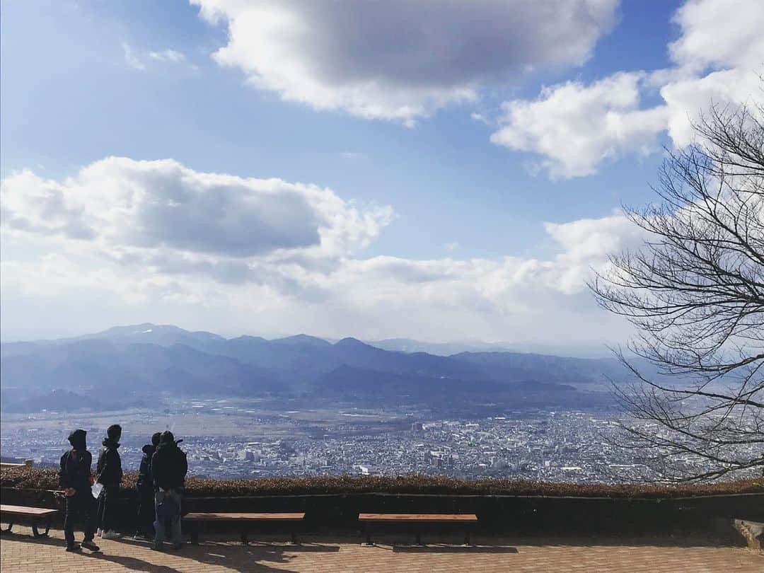 のインスタグラム：「*テレビ番組出演のおしらせ* ⠀ 3月29日(日)16:00〜 TUY「輝きミライ企業〜山形で見つける！私の働き方〜」にリポーターとして出演いたします😊 ⠀ 山形のこれからを担う企業の今。 そこで働く人たちはどんな世界を見ているのか。 ⠀ リポーターとして帯同させていただき、いろんな気づきがありました。 愛を持って仕事に向かう人は本当に素敵。携わることができて良かったです！ ⠀ 転職・復職を考えている方はもちろん、「お仕事頑張ってます」「春から社会人になります」「実は仕事にちょっと疲れていて…」という方にも観てもらいたい番組です😊 ⠀ 6チャンネルです！ぜひご覧ください🥰 ⠀ #山形 #西蔵王 #yamagata #番宣 写真は #撮影クルー の皆さま。」