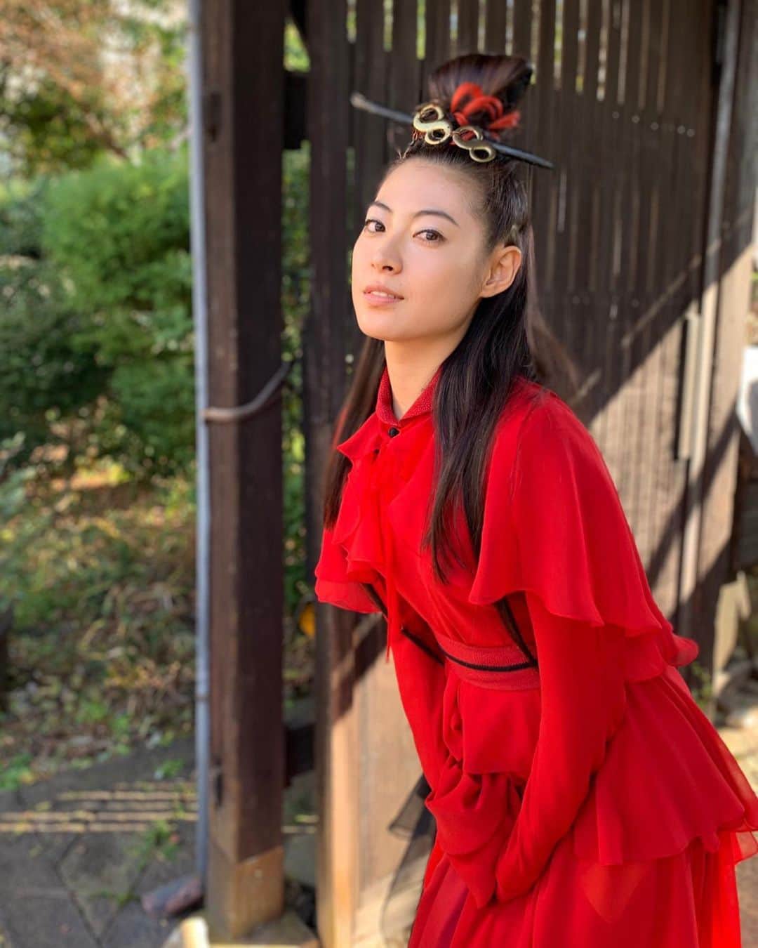 瀧本美織のインスタグラム：「リュウの衣裳が真紅でとっても素敵なのです…🌙 .  #ドラマ  #nhk  #bsプレミアム  #金魚姫  #リュウ」