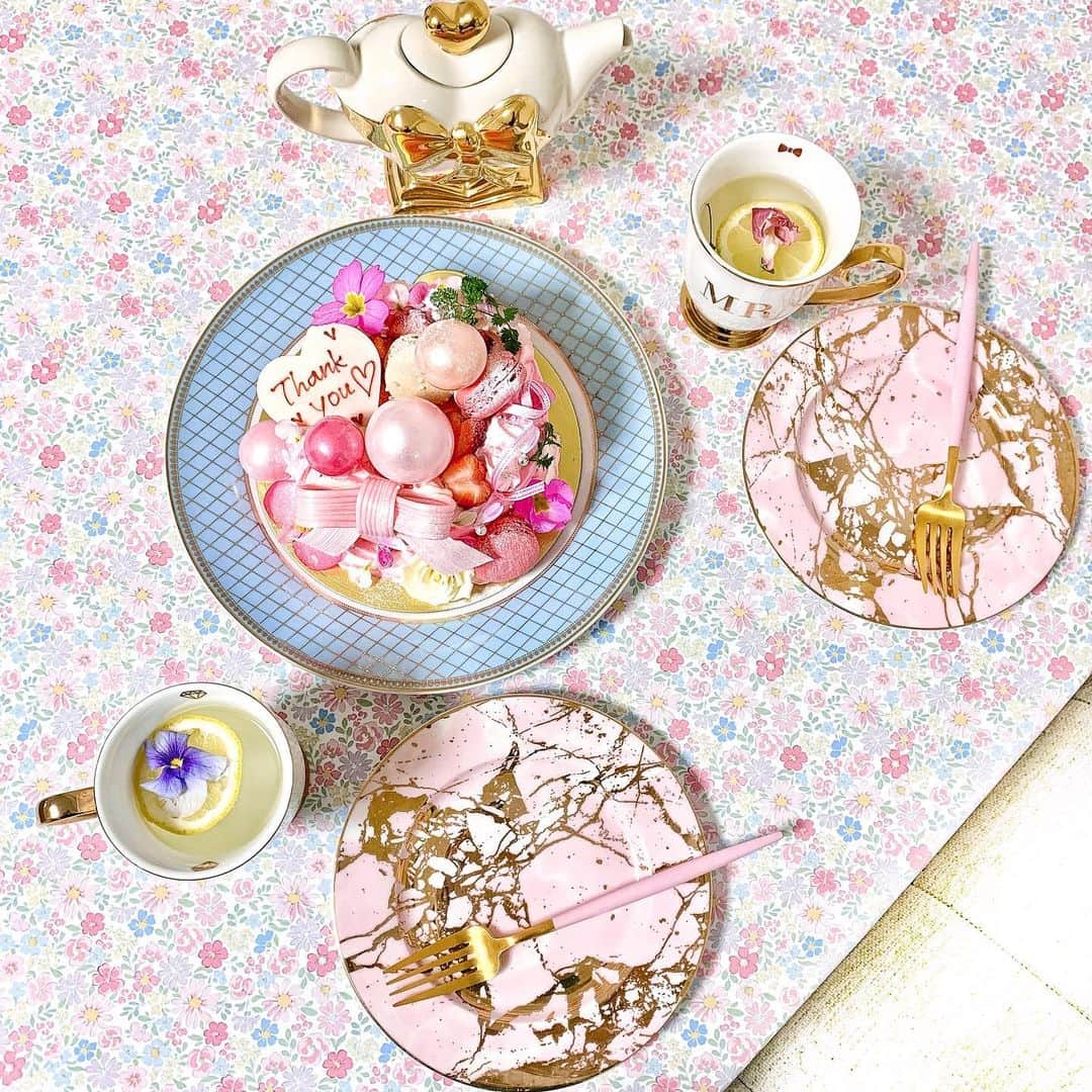 Ayakaさんのインスタグラム写真 - (AyakaInstagram)「おうちカフェ🍰🍴 * インスタ映えする花柄の テーブルクロスは @meiwagravure のもの♡ * テーブルコーデがぱっと華やかになります✨ 写真は可愛らしいスイーツで撮ったけど、 普段のご飯でもテーブルクロスが華やかなだけで ちょっと見栄えがするようになりました☺️ * 4/15までフォロー&いいねで当たる プレゼントキャンペーンやってるので 明和グラビアさん @meiwagravure のアカウントチェックしてみてください🎁✨ * #テーブルクロス #明和グラビア #インスタ映え #おうちカフェ #テーブルコーディネート #pr #プレゼントキャンペーン #プレゼント企画 #キャンペーン企画 #可愛いスイーツさん💕」3月24日 19時22分 - ayaka_ayacandy01