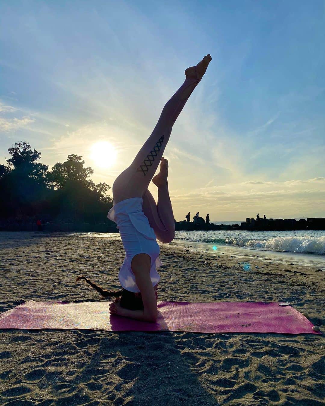 麻亜里さんのインスタグラム写真 - (麻亜里Instagram)「出来ないと思ったら出来ない。 出来ないからと言ってダメではない。  ヨガをしながらいつもそんな風に思っています。  今日はいけそう…！ 今日はダメだ、、 毎日違ってそれが楽しい。 . #MAARIヨガ#ヨギーニ#ヨガ#瑜伽#요가#yoga#トレーニング動画#ヨガウェア#yogini#yogi#ヨガジョ#ヨガ女子#シルシャーサナ#三点倒立#逆立ち#aumnie#ヘッドスタンド」3月24日 19時26分 - maari.0108
