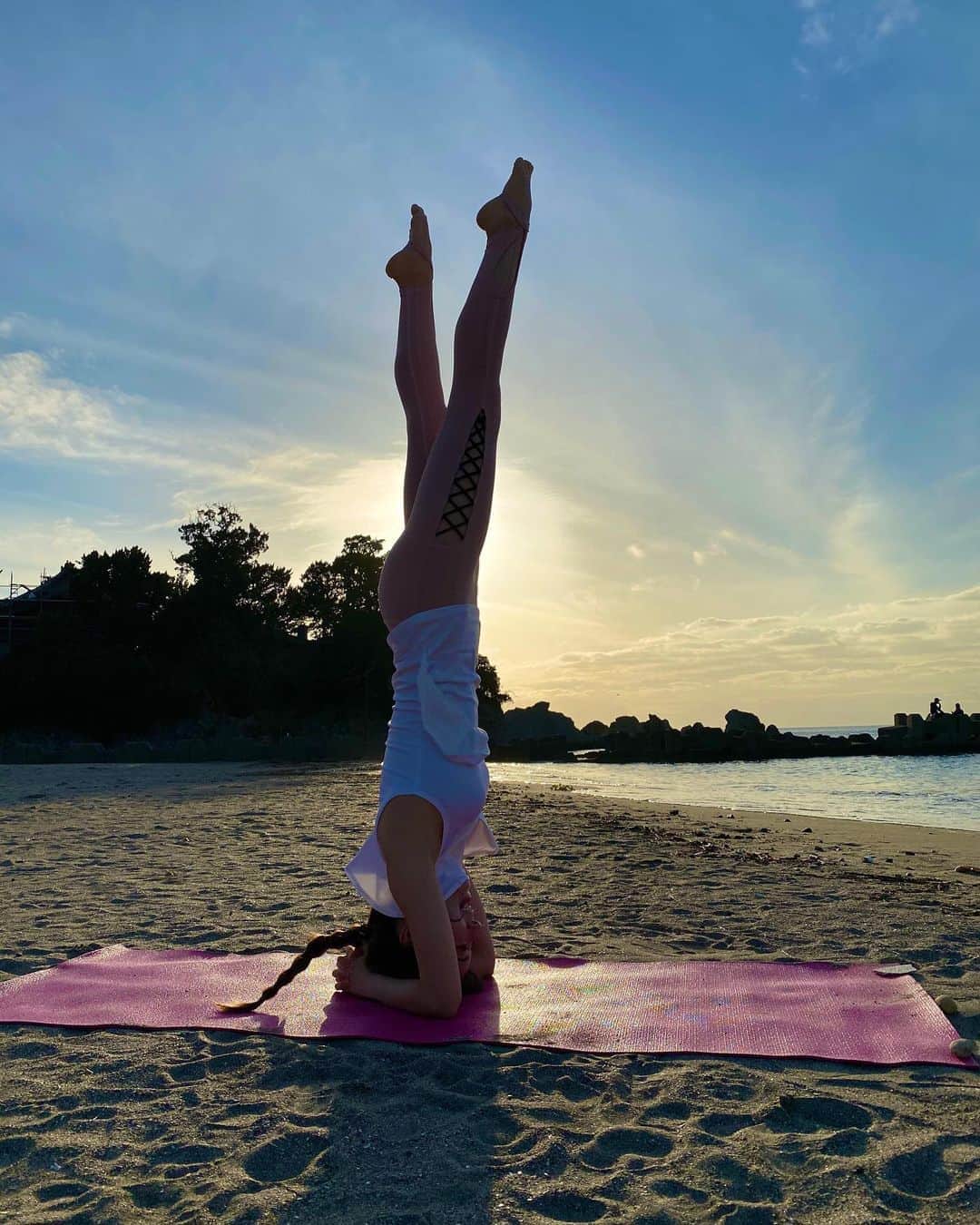 麻亜里さんのインスタグラム写真 - (麻亜里Instagram)「出来ないと思ったら出来ない。 出来ないからと言ってダメではない。  ヨガをしながらいつもそんな風に思っています。  今日はいけそう…！ 今日はダメだ、、 毎日違ってそれが楽しい。 . #MAARIヨガ#ヨギーニ#ヨガ#瑜伽#요가#yoga#トレーニング動画#ヨガウェア#yogini#yogi#ヨガジョ#ヨガ女子#シルシャーサナ#三点倒立#逆立ち#aumnie#ヘッドスタンド」3月24日 19時26分 - maari.0108