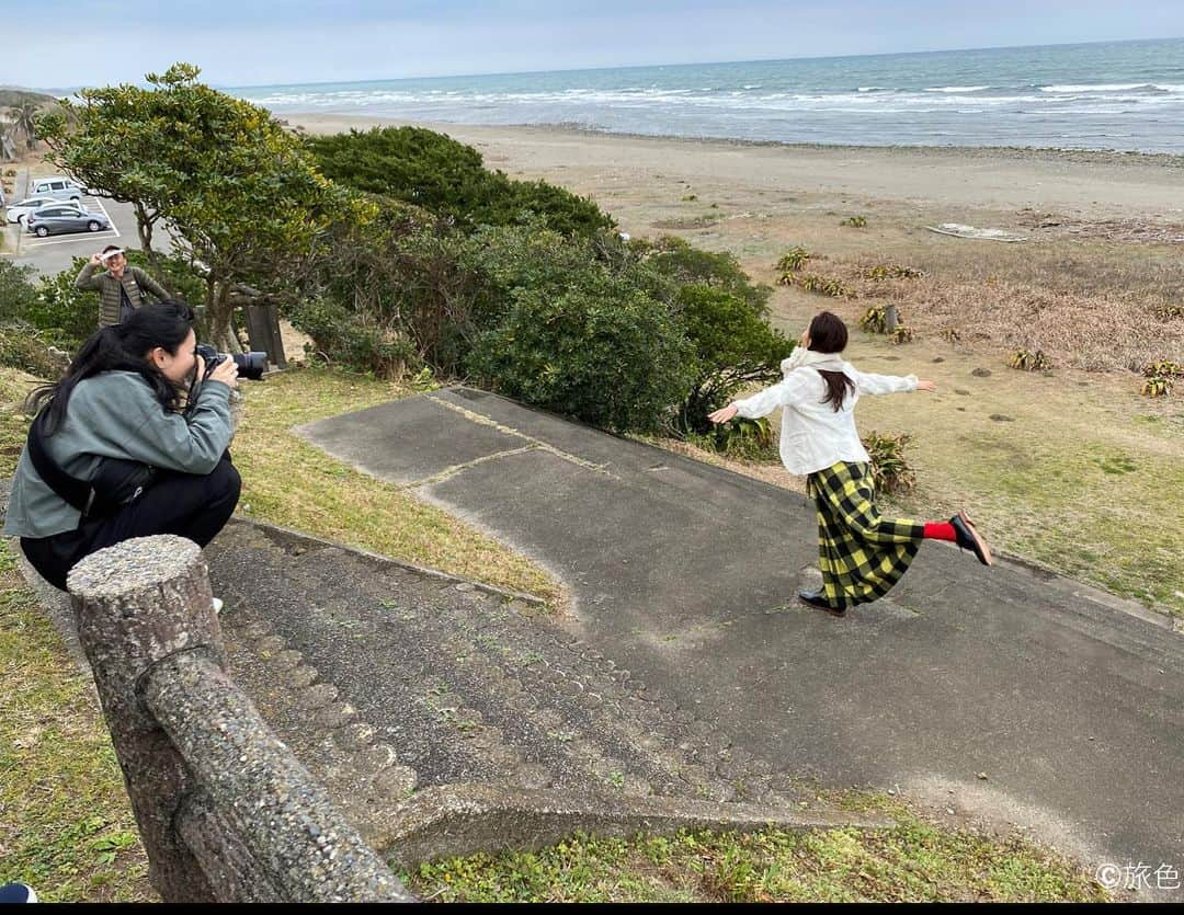 旅色さんのインスタグラム写真 - (旅色Instagram)「明日3月25日に【月刊 旅色4月号】が公開されます！一足早くオフショット写真が届きました📸﻿ ﻿ カメラの先で手を伸ばし、楽しそうにポーズを﻿ 決めている女優さんは誰でしょう😉﻿ ヒントは旅色の姉妹雑誌「マドリーム」でも表紙を﻿ 飾ったことのある、あの方です💭﻿ ﻿ 明日の【月刊旅色】公開をお楽しみに！」3月24日 19時32分 - tabiiro