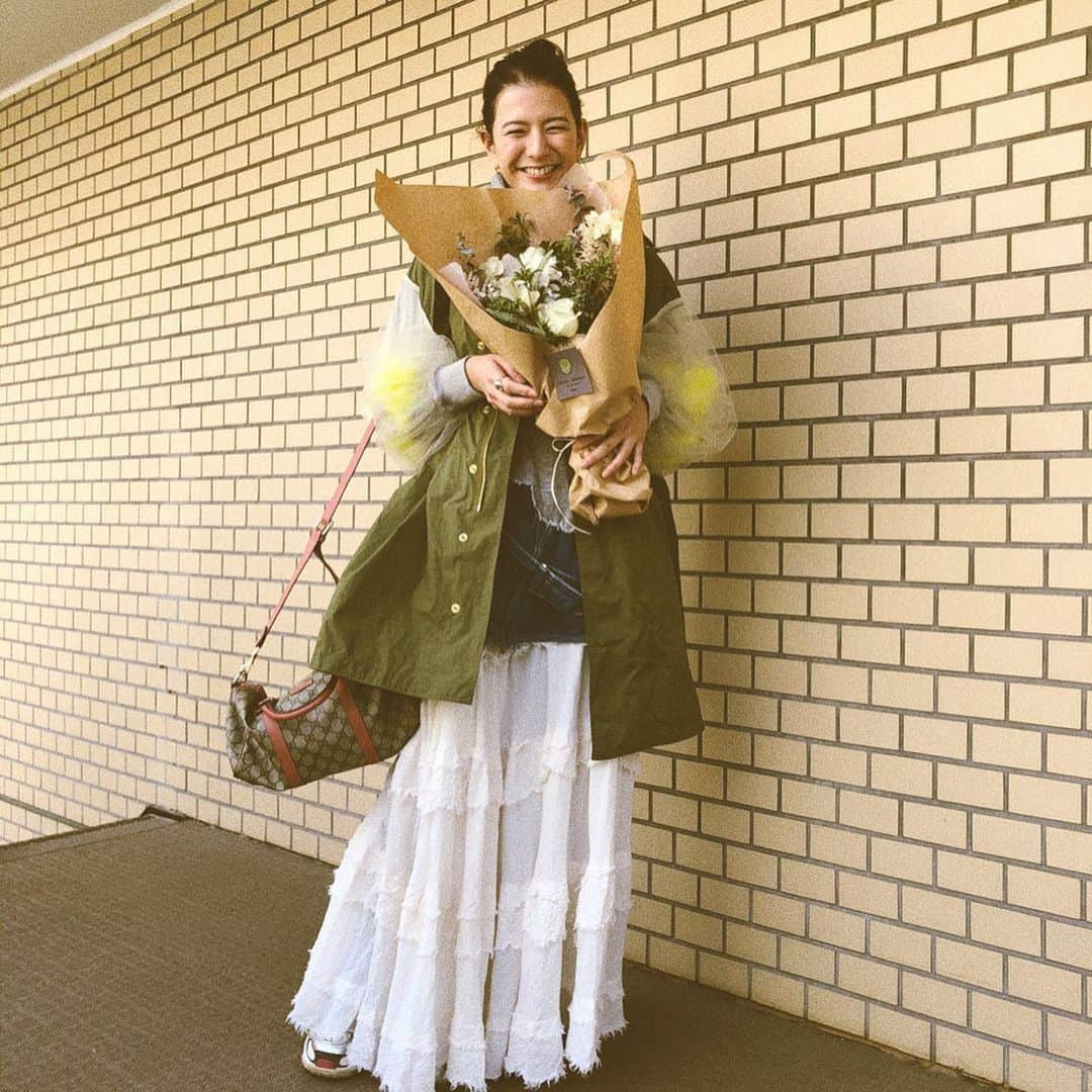 スザンヌさんのインスタグラム写真 - (スザンヌInstagram)「撮影でとってもとっても素敵な花束💐頂きました🙏﻿ （嬉しすぎて目があかない）﻿ ﻿ お花ってやはり癒し効果大ですね🌹﻿ ﻿ ありがとうございました☺️﻿ （撮影の詳細はまたお知らせさせてください🙏）﻿ ﻿ ﻿ 今回の東京に着てきた﻿ @tuesmontresor_official ミリタリーコート🌼﻿ 袖のチュールの中に黄色いお花がついてるんだけどね、﻿ スタイリストさんの一言めが、﻿ ひよこ🐥ですか？だったよ😂笑﻿ ﻿ 飛行機でお洋服見られてた気がするのは、みんながひよこつけてる🐣？と思ってたからかな😂﻿ ﻿ とにもかくにも自分ではめちゃくちゃお気に入りの1枚です🌼﻿ ﻿ ﻿ そんなこんなで熊本🐻到着✈️﻿ 息子起きてるかなぁ👀﻿ ﻿ 話したいなぁ☺️﻿」3月24日 19時39分 - suzanneeee1028