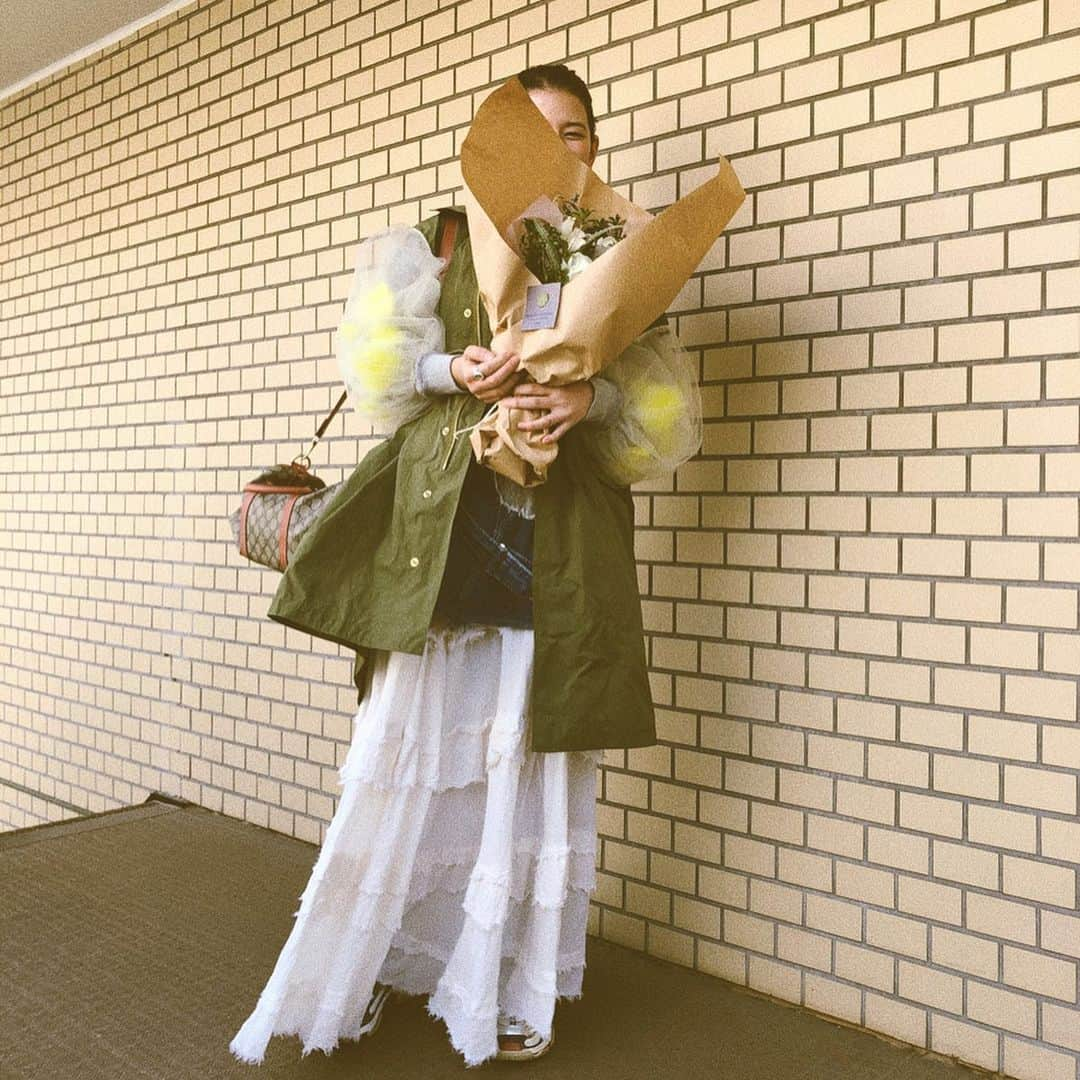 スザンヌさんのインスタグラム写真 - (スザンヌInstagram)「撮影でとってもとっても素敵な花束💐頂きました🙏﻿ （嬉しすぎて目があかない）﻿ ﻿ お花ってやはり癒し効果大ですね🌹﻿ ﻿ ありがとうございました☺️﻿ （撮影の詳細はまたお知らせさせてください🙏）﻿ ﻿ ﻿ 今回の東京に着てきた﻿ @tuesmontresor_official ミリタリーコート🌼﻿ 袖のチュールの中に黄色いお花がついてるんだけどね、﻿ スタイリストさんの一言めが、﻿ ひよこ🐥ですか？だったよ😂笑﻿ ﻿ 飛行機でお洋服見られてた気がするのは、みんながひよこつけてる🐣？と思ってたからかな😂﻿ ﻿ とにもかくにも自分ではめちゃくちゃお気に入りの1枚です🌼﻿ ﻿ ﻿ そんなこんなで熊本🐻到着✈️﻿ 息子起きてるかなぁ👀﻿ ﻿ 話したいなぁ☺️﻿」3月24日 19時39分 - suzanneeee1028