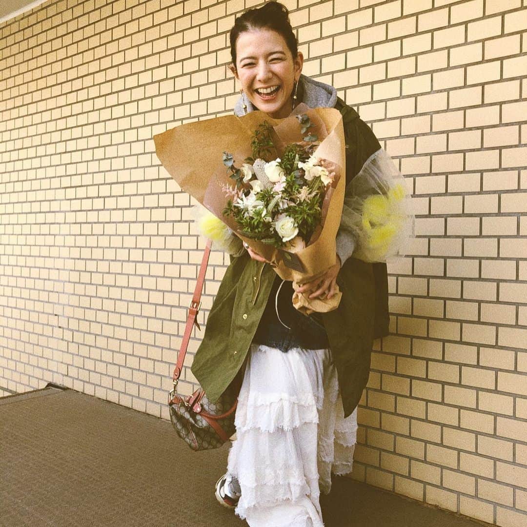 スザンヌさんのインスタグラム写真 - (スザンヌInstagram)「撮影でとってもとっても素敵な花束💐頂きました🙏﻿ （嬉しすぎて目があかない）﻿ ﻿ お花ってやはり癒し効果大ですね🌹﻿ ﻿ ありがとうございました☺️﻿ （撮影の詳細はまたお知らせさせてください🙏）﻿ ﻿ ﻿ 今回の東京に着てきた﻿ @tuesmontresor_official ミリタリーコート🌼﻿ 袖のチュールの中に黄色いお花がついてるんだけどね、﻿ スタイリストさんの一言めが、﻿ ひよこ🐥ですか？だったよ😂笑﻿ ﻿ 飛行機でお洋服見られてた気がするのは、みんながひよこつけてる🐣？と思ってたからかな😂﻿ ﻿ とにもかくにも自分ではめちゃくちゃお気に入りの1枚です🌼﻿ ﻿ ﻿ そんなこんなで熊本🐻到着✈️﻿ 息子起きてるかなぁ👀﻿ ﻿ 話したいなぁ☺️﻿」3月24日 19時39分 - suzanneeee1028